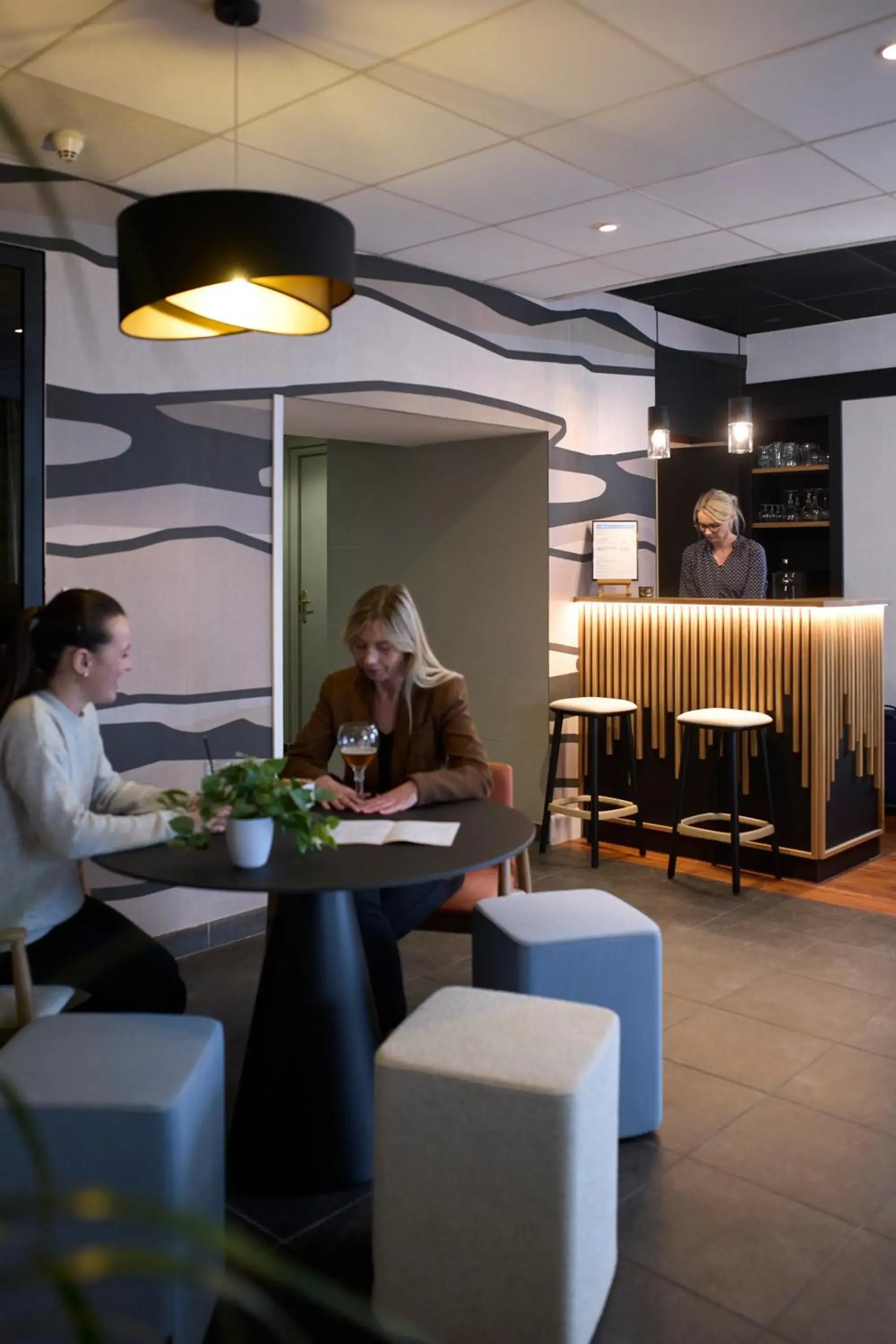 Lounge or bar in Kyriad Hôtel Lamballe - Gare TGV - Centre ville Lounge or bar in Kyriad Hôtel Lamballe - Gare TGV - Centre ville