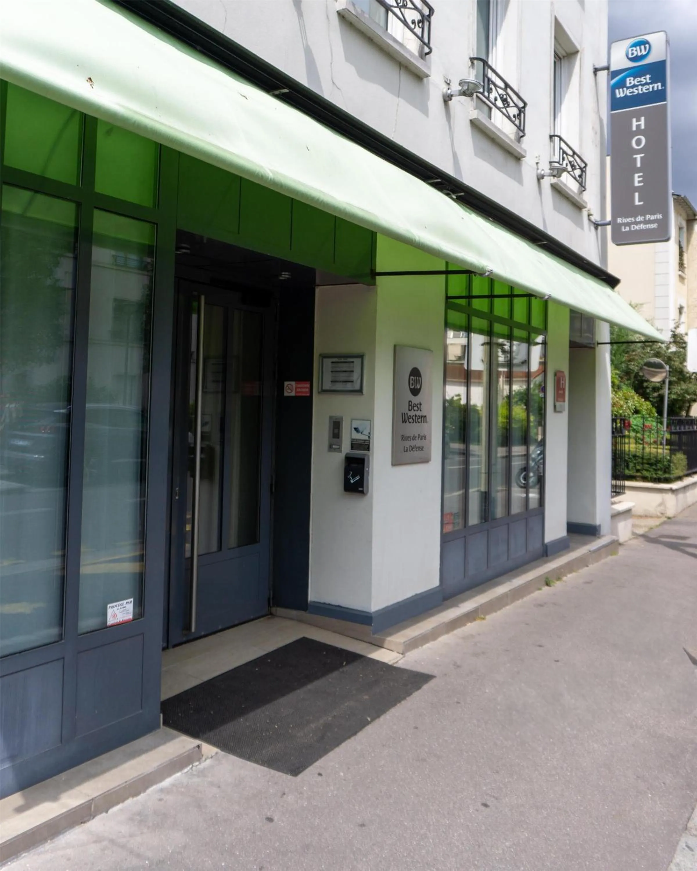 Property building in Best Western Rives de Paris La Defense