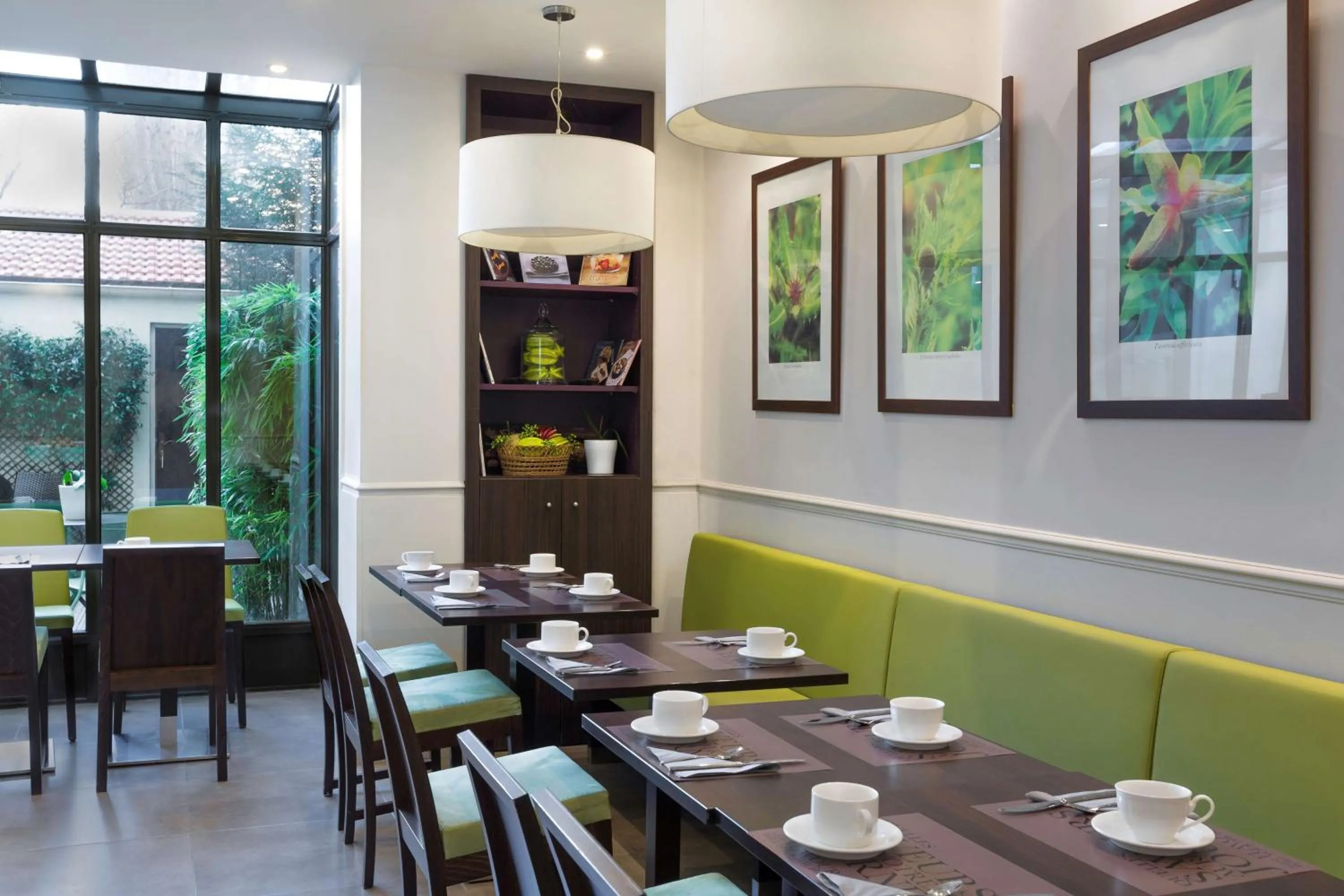 Restaurant/places to eat in Best Western Rives de Paris La Defense