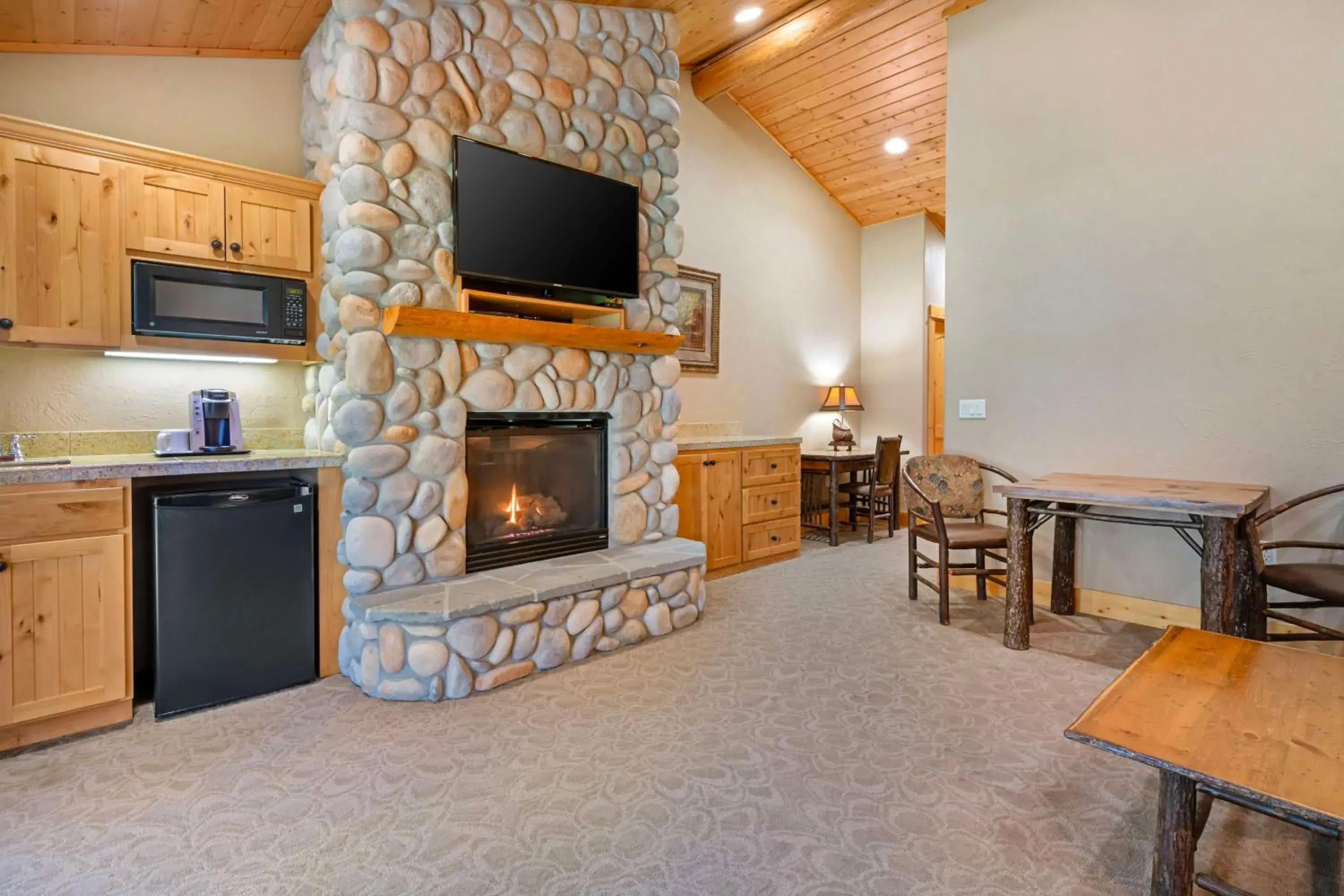 Bedroom in Best Western Ponderosa Lodge Bedroom in Best Western Ponderosa Lodge