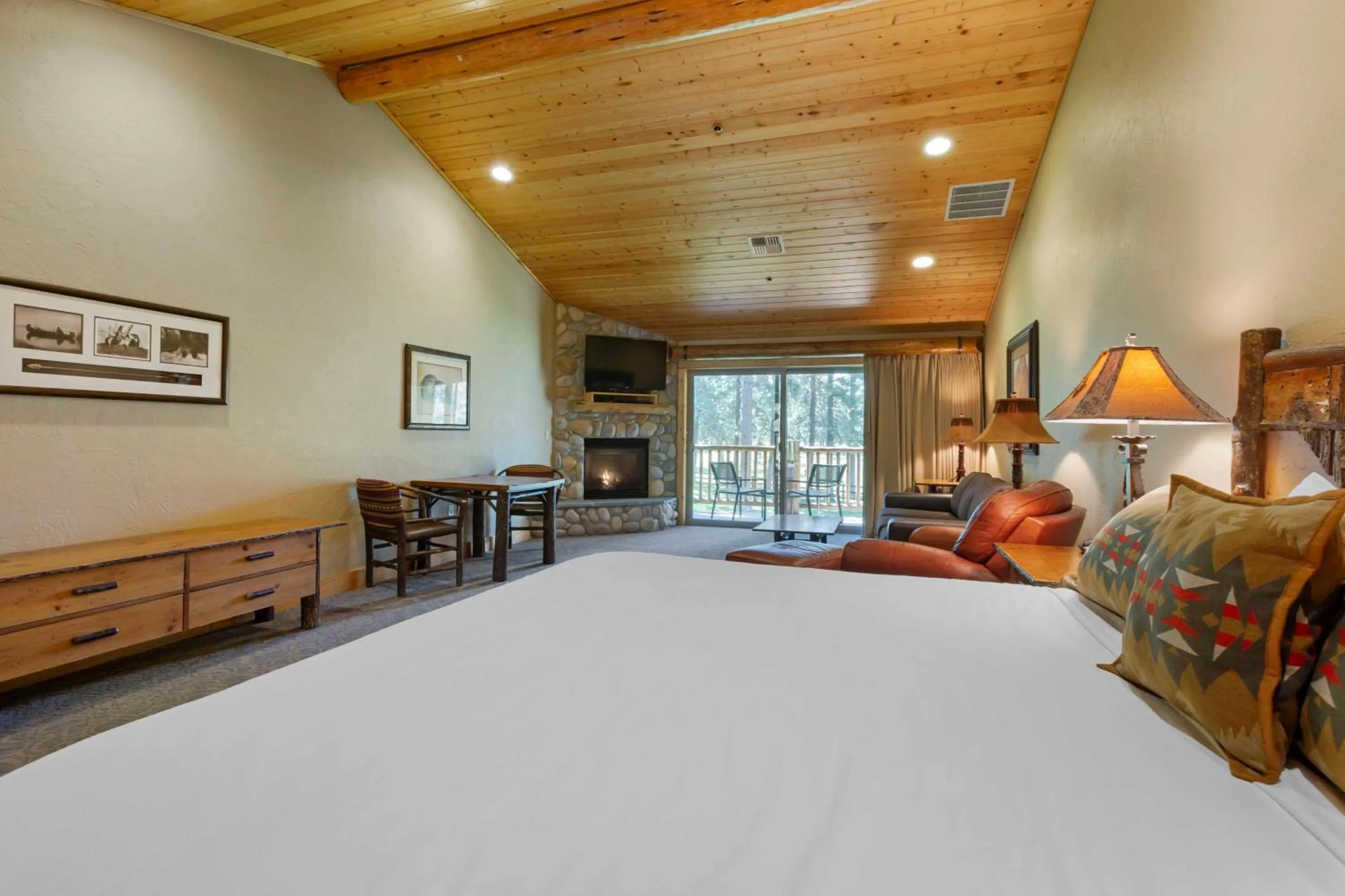 Bedroom, Bed in Best Western Ponderosa Lodge