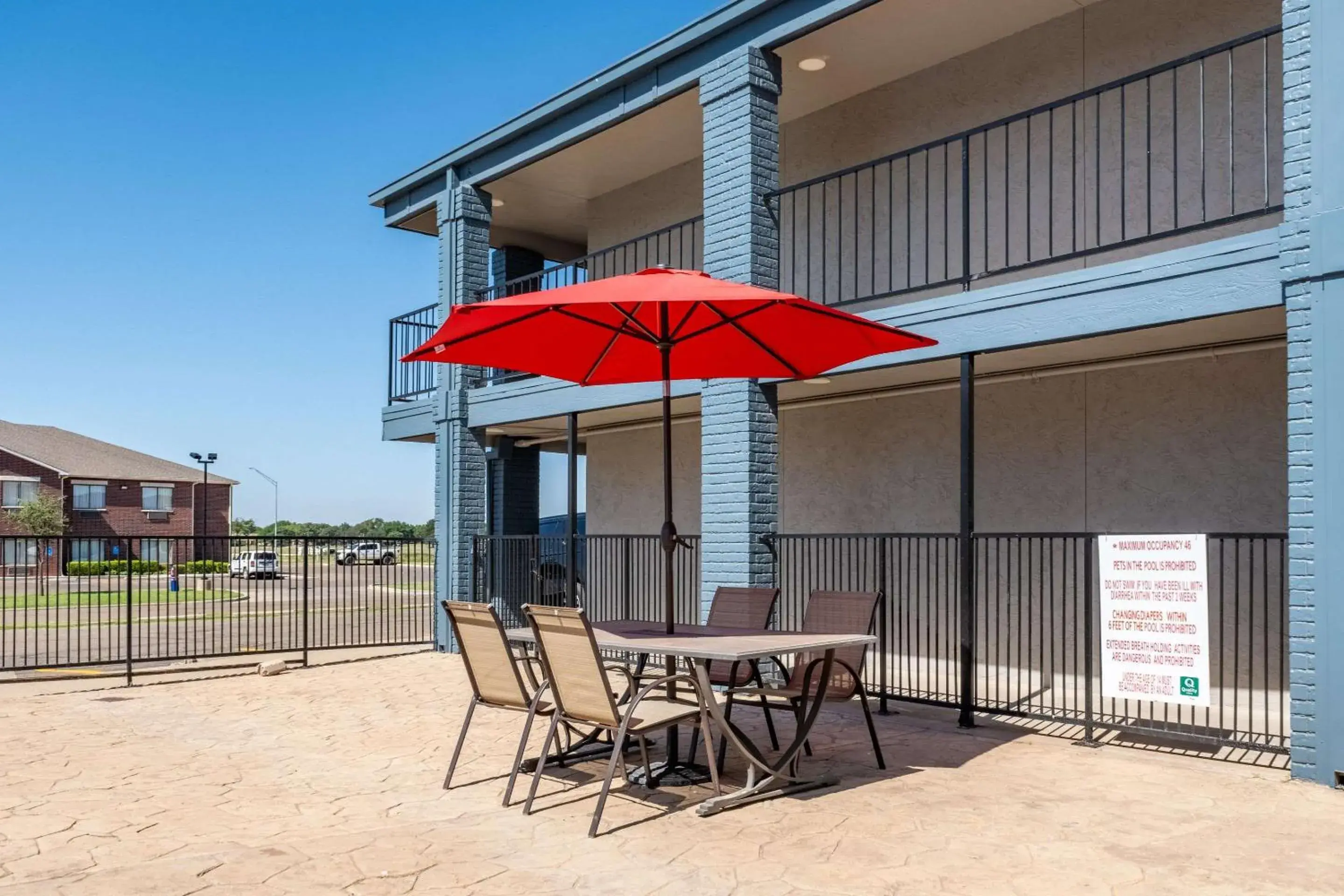 Swimming pool in Quality Inn Swimming pool in Quality Inn