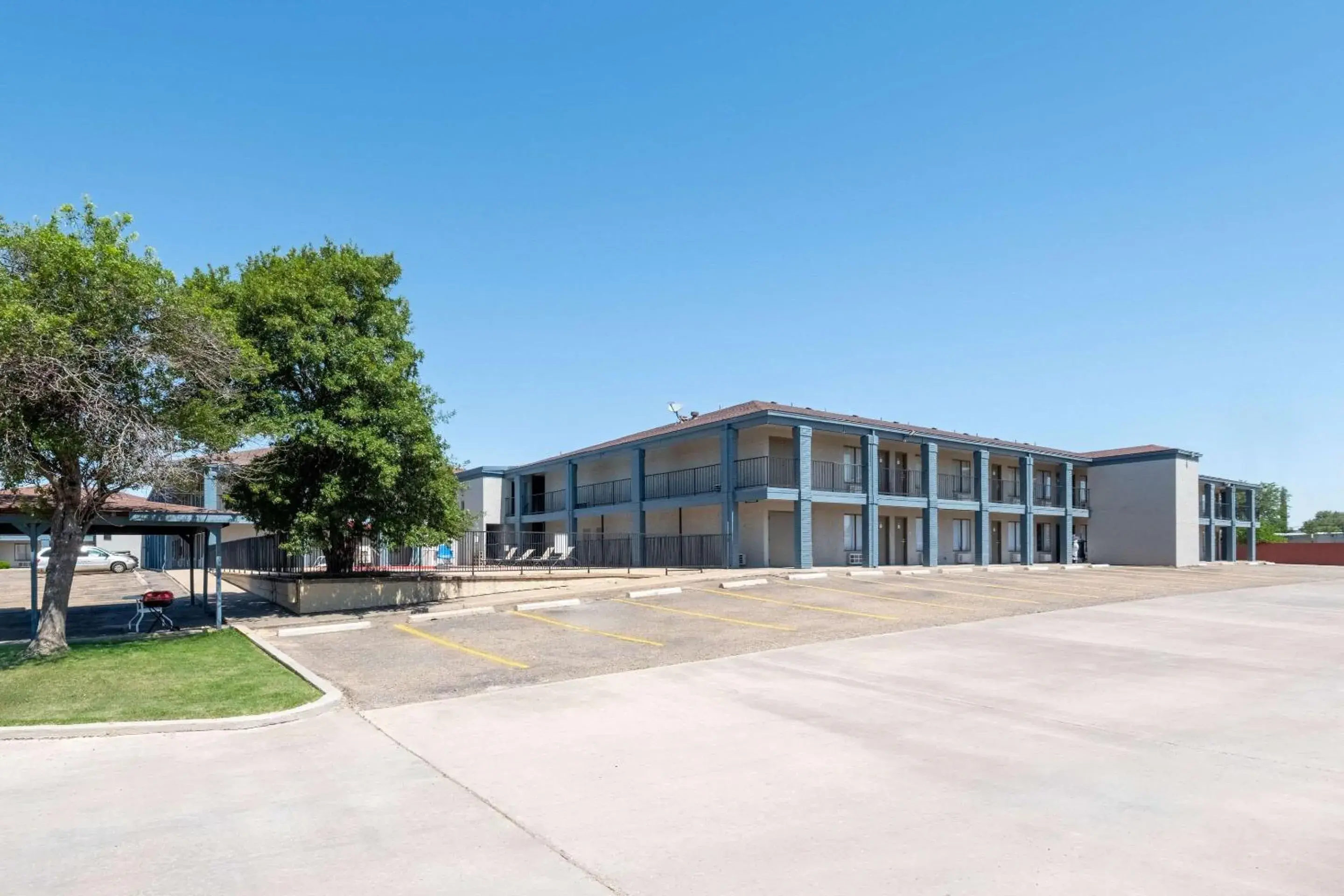 Property building in Quality Inn Property building in Quality Inn