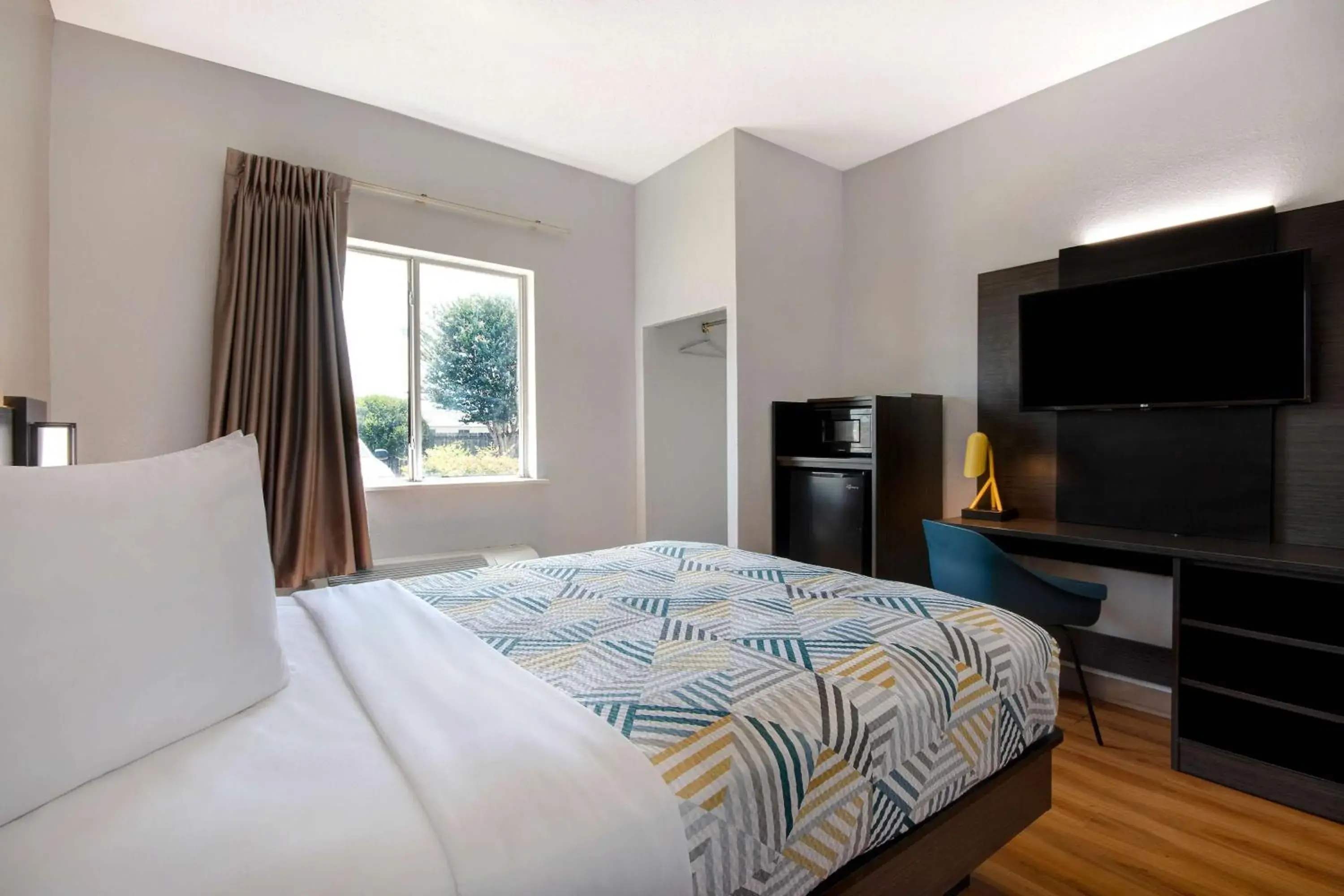 Bedroom, Bed in Motel 6-San Antonio, TX - South Bedroom, Bed in Motel 6-San Antonio, TX - South