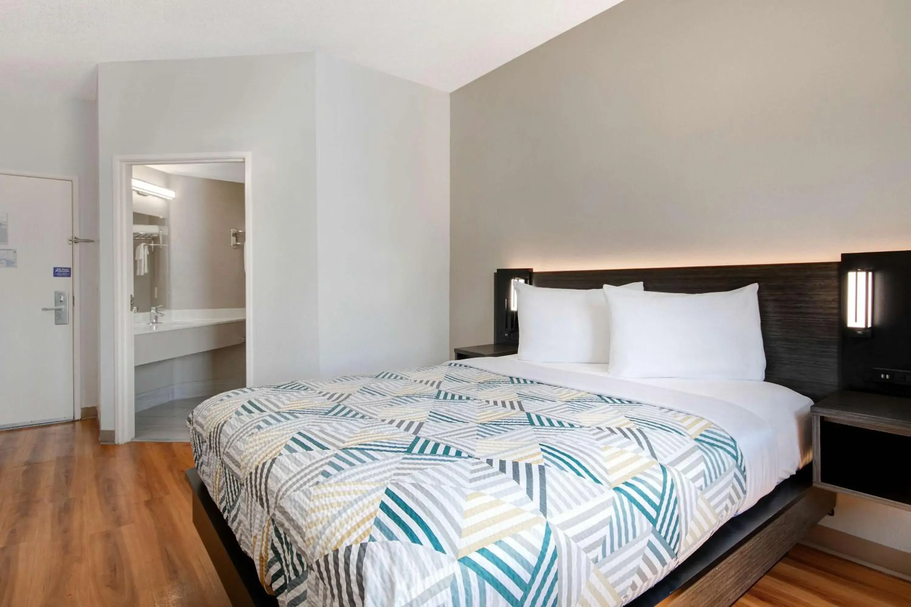 Bedroom, Bed in Motel 6-San Antonio, TX - South Bedroom, Bed in Motel 6-San Antonio, TX - South