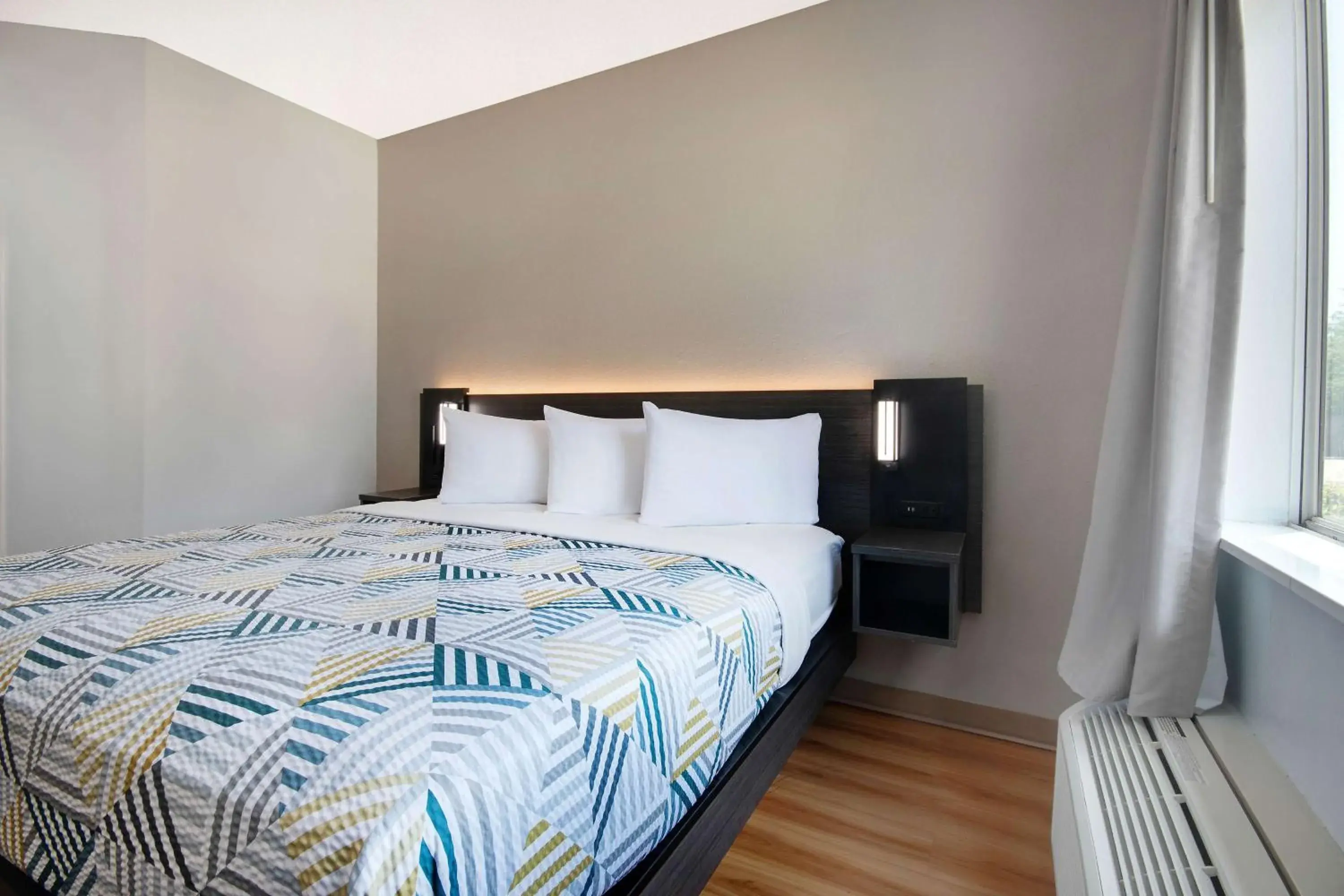 Bedroom, Bed in Motel 6-San Antonio, TX - South Bedroom, Bed in Motel 6-San Antonio, TX - South