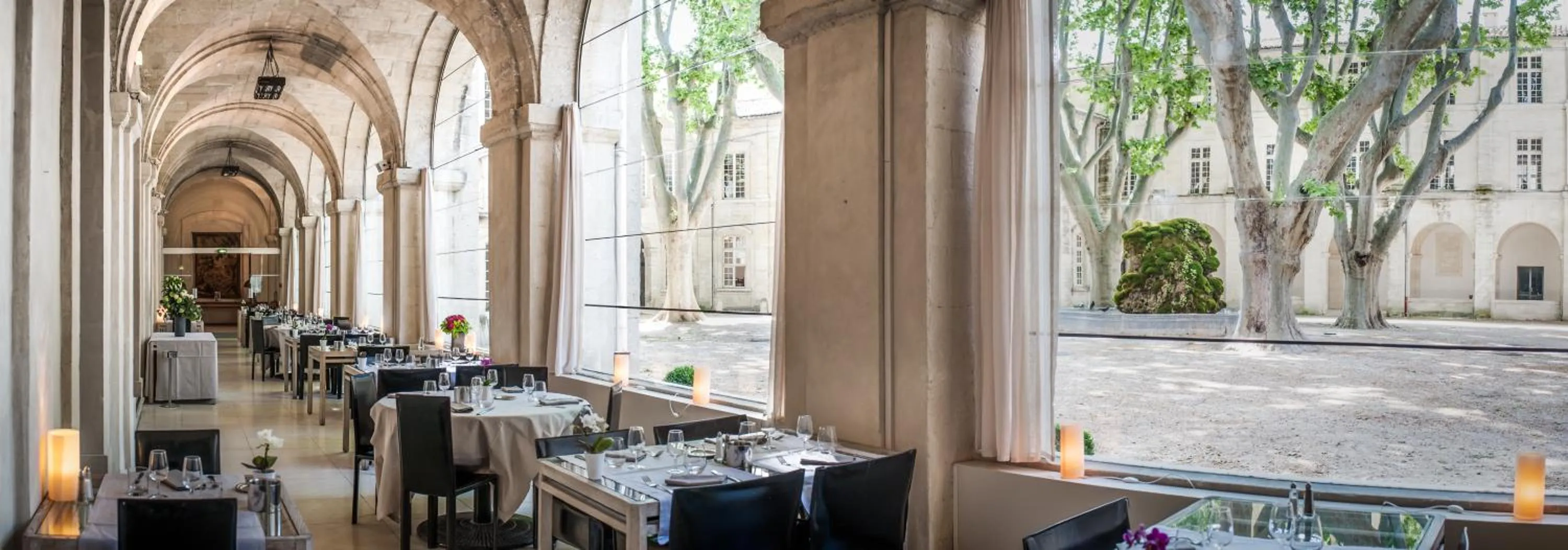 Restaurant/places to eat in Hôtel Cloitre Saint Louis Avignon