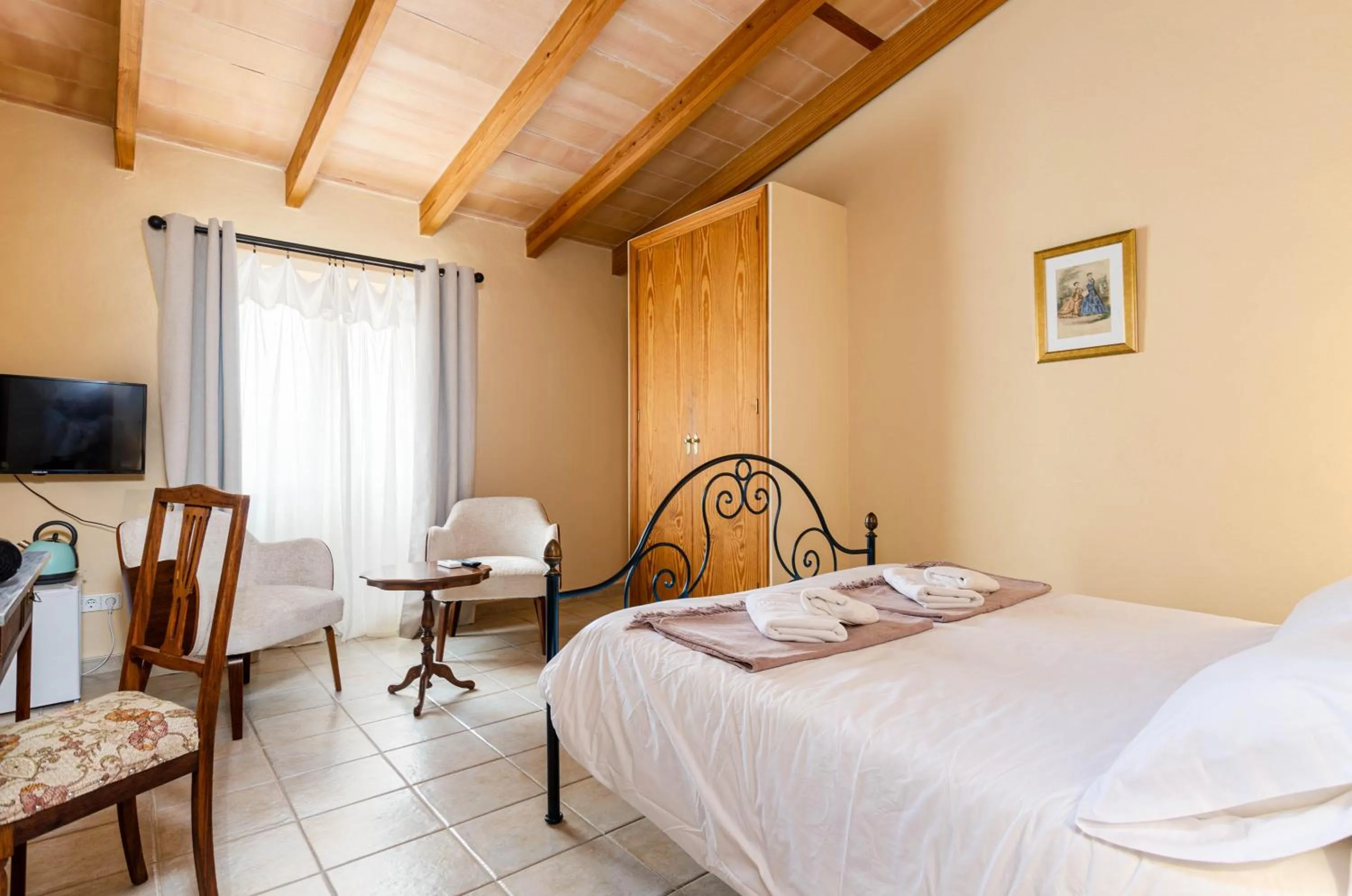 wardrobe, Bed in Finca es Rafal, Agroturisme