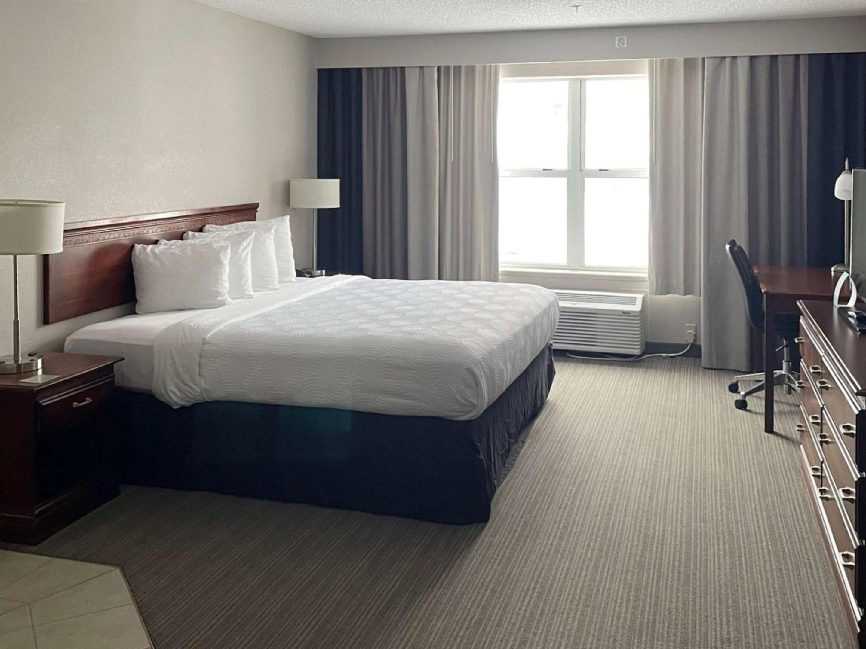 Bedroom, Bed in Country Inn & Suites by Radisson, Houghton, MI