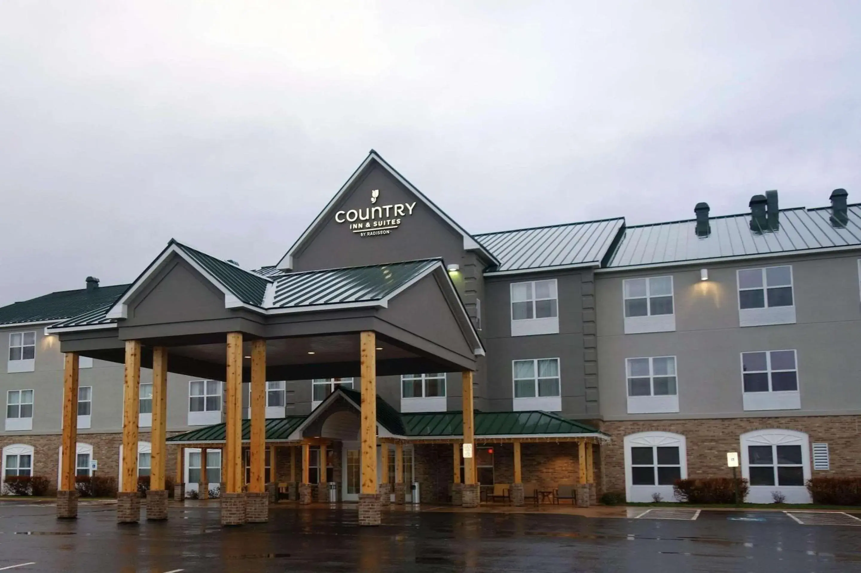 Property building in Country Inn & Suites by Radisson, Houghton, MI Property building in Country Inn & Suites by Radisson, Houghton, MI