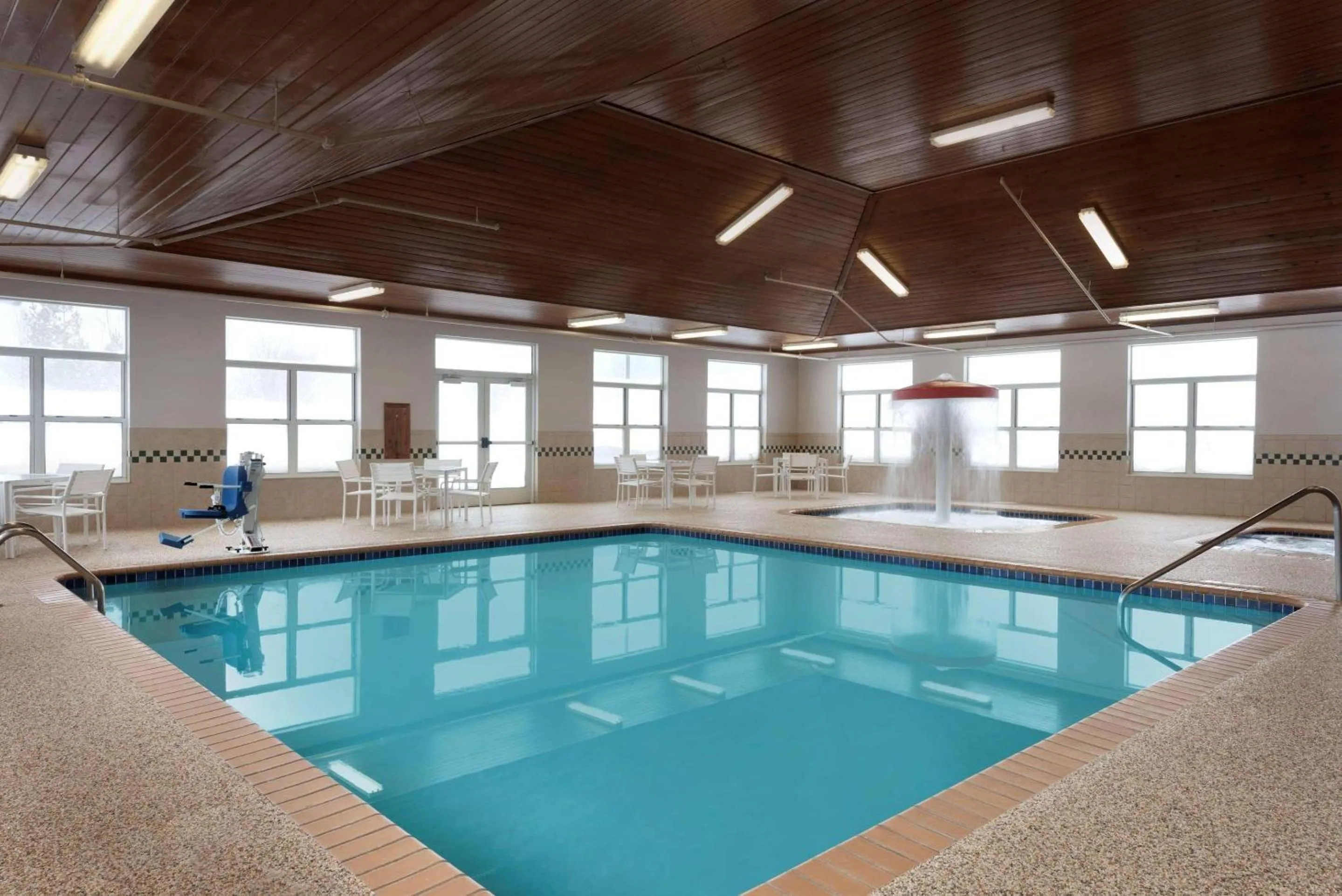 Swimming pool in Country Inn & Suites by Radisson, Houghton, MI