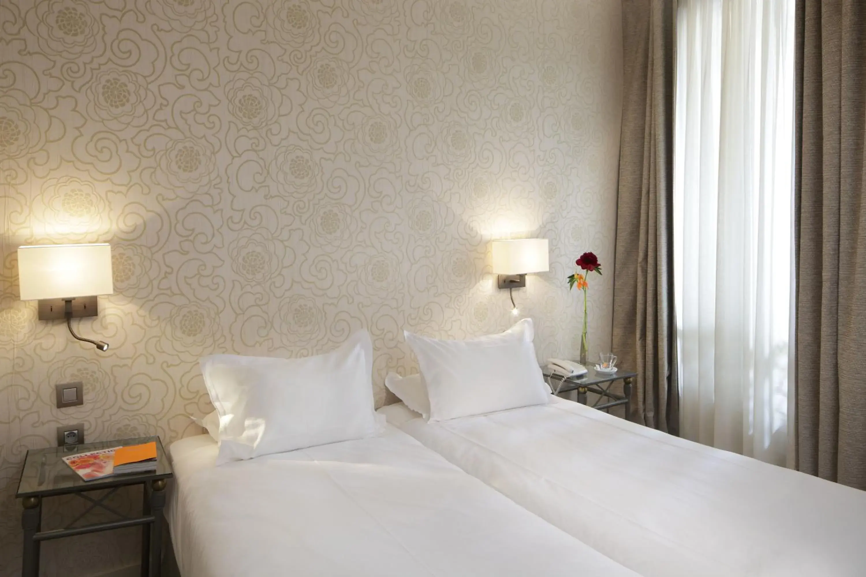 Bed in Hôtel Londres et New York - Teritoria Bed in Hôtel Londres et New York - Teritoria