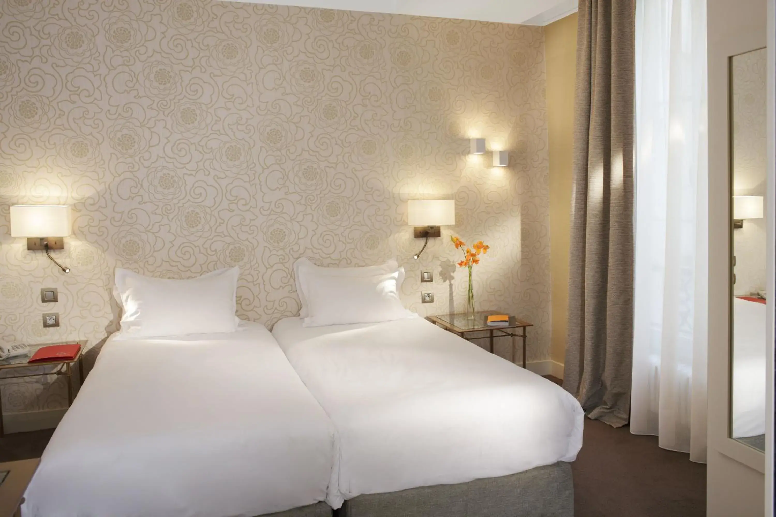 Photo of the whole room, Bed in Hôtel Londres et New York - Teritoria Photo of the whole room, Bed in Hôtel Londres et New York - Teritoria