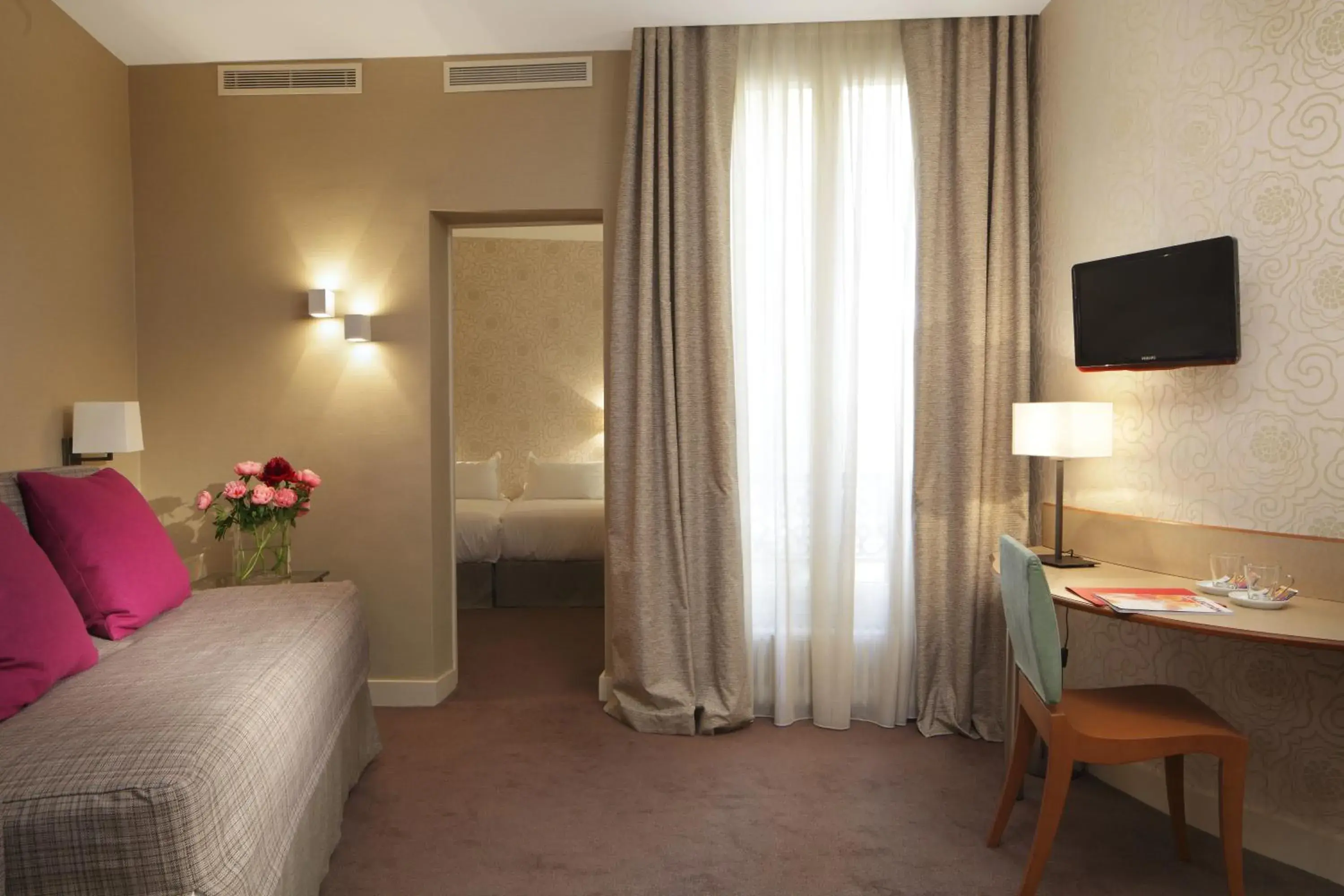 Living room, Bed in Hôtel Londres et New York - Teritoria Living room, Bed in Hôtel Londres et New York - Teritoria