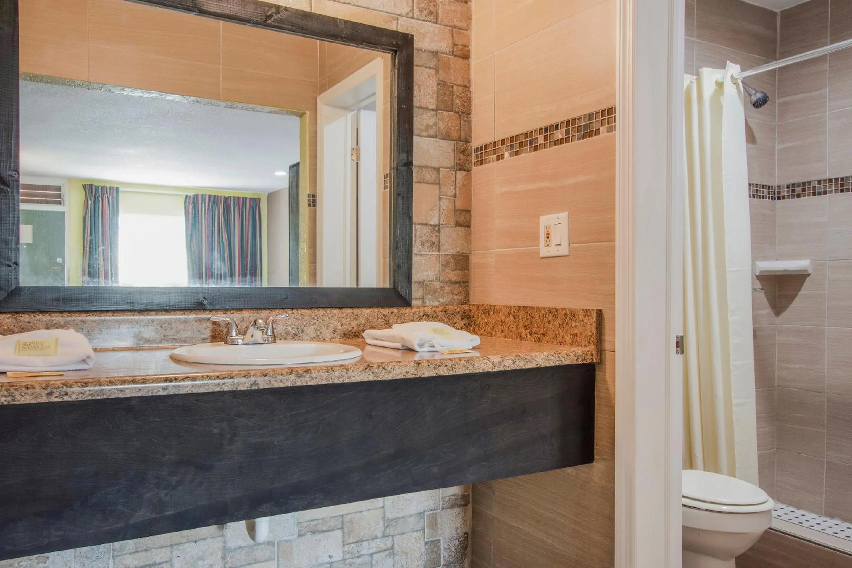 Bathroom in OYO Superior Budget Inn Bartow