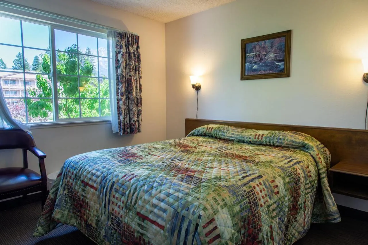 Photo of the whole room, Bed in Sis Q Inn