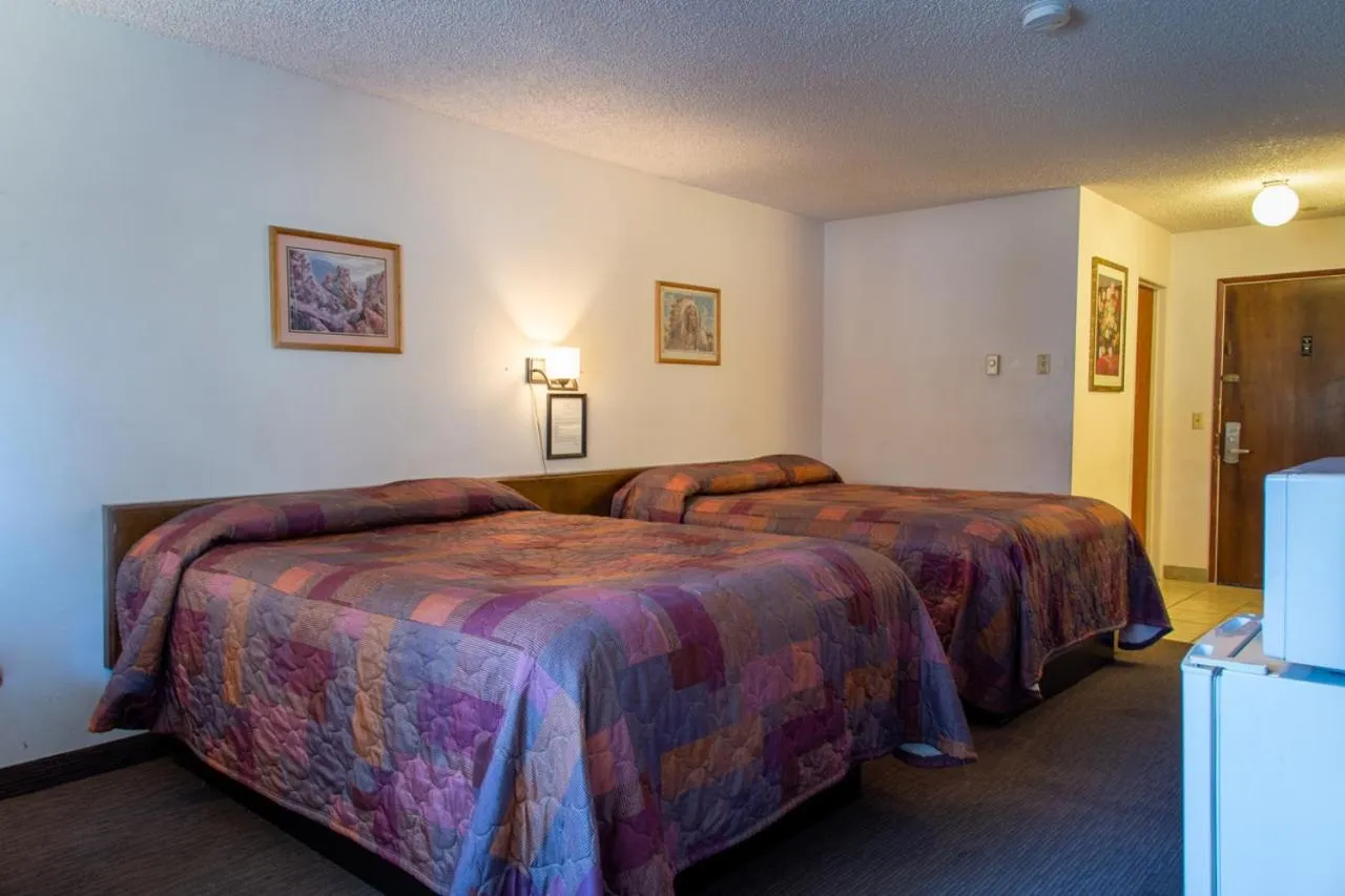 Photo of the whole room, Bed in Sis Q Inn