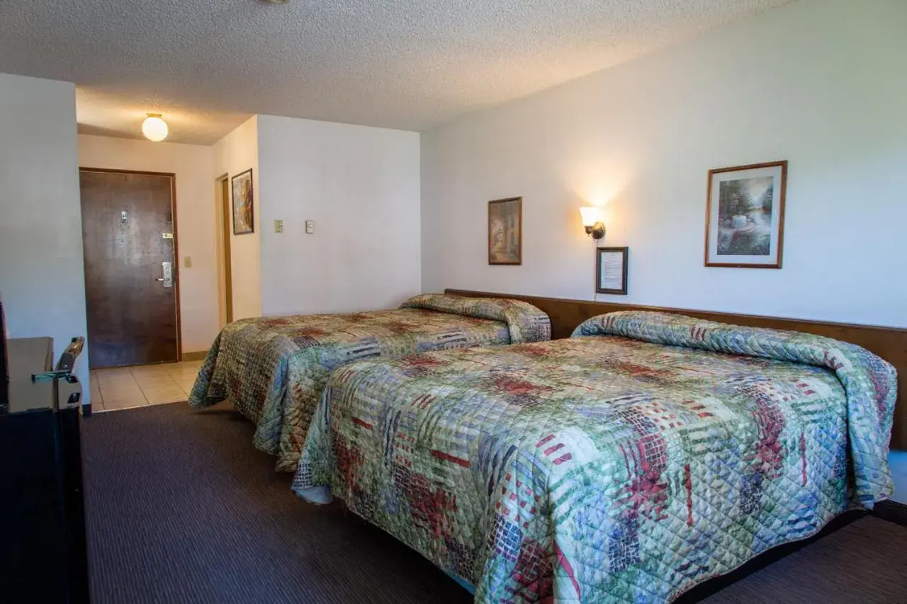 Queen Room with Two Queen Beds in Sis Q Inn Queen Room with Two Queen Beds in Sis Q Inn