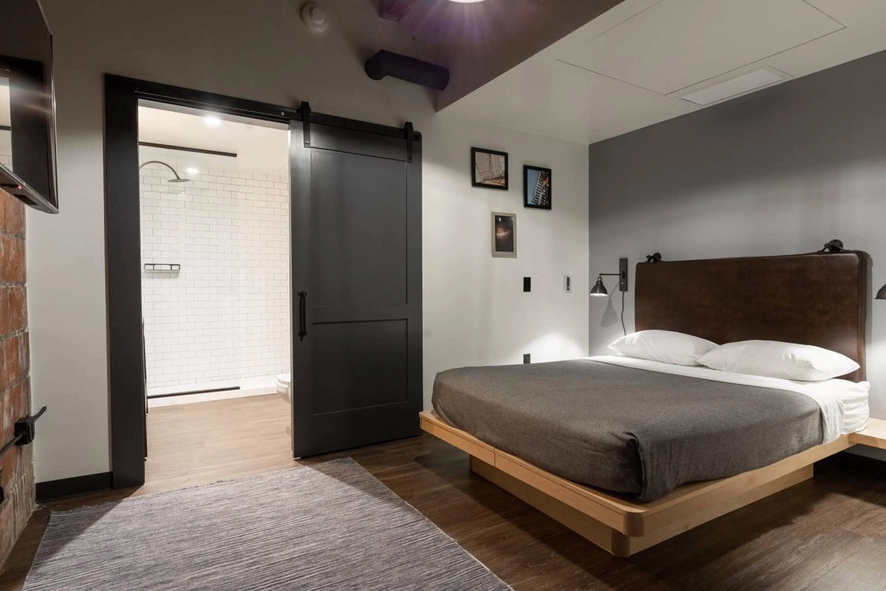 Photo of the whole room, Bed in Moxy Nashville Downtown