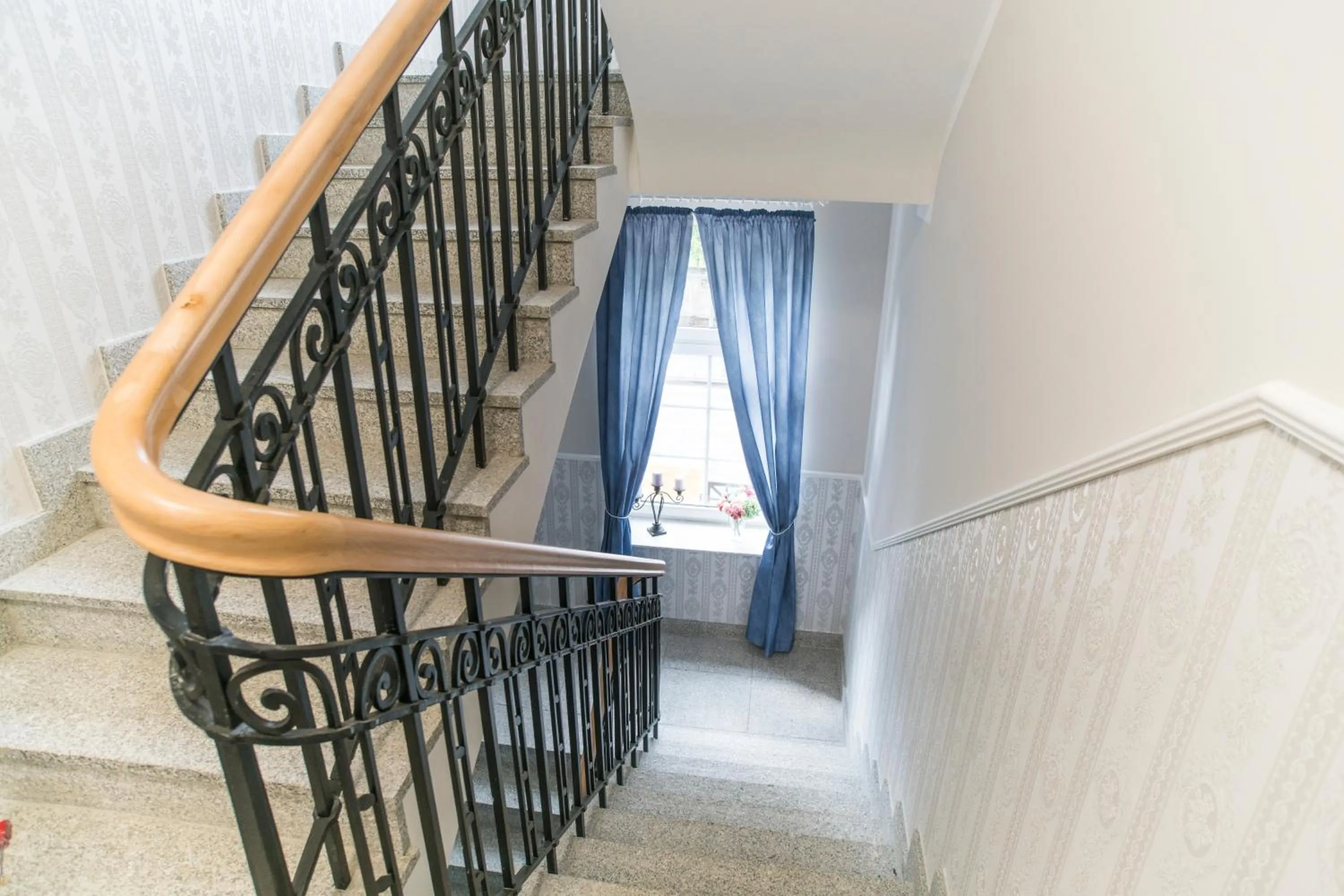 Hostel "Night o'clock" - restauracja, parking i darmowa siłownia