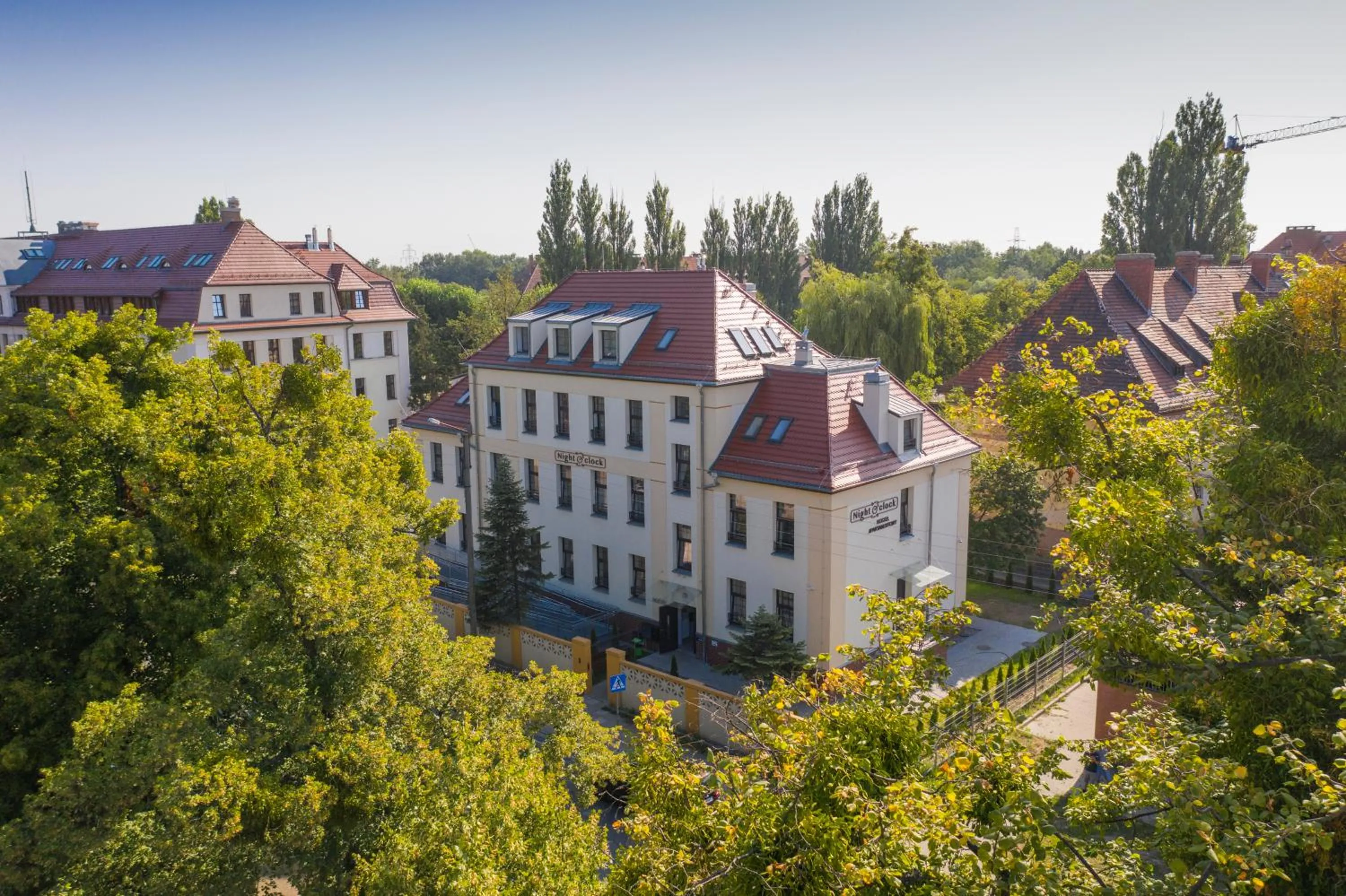 Property building in Hostel "Night o'clock" - restauracja, parking i darmowa siłownia