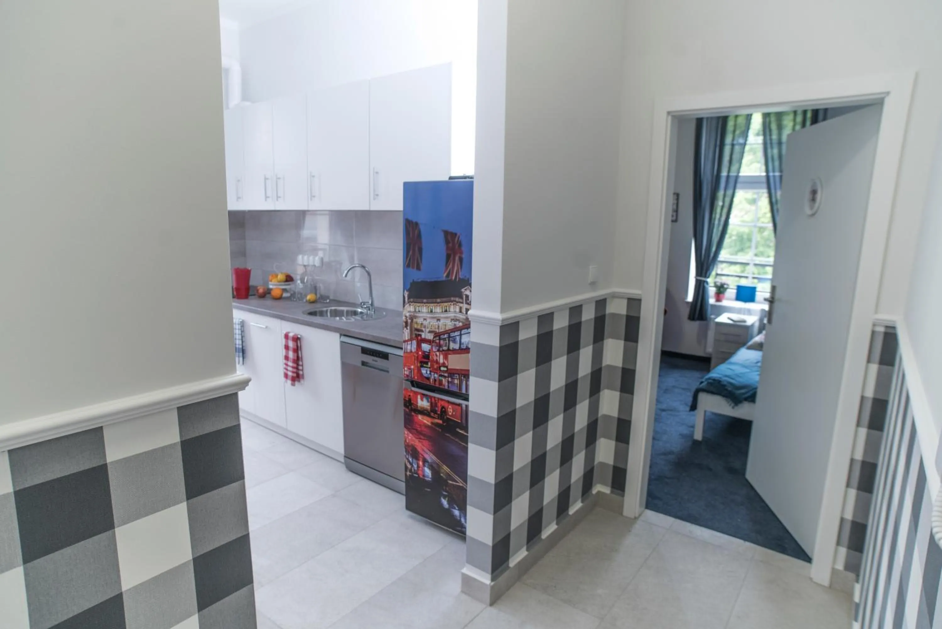 Hostel "Night o'clock" - restauracja, parking i darmowa siłownia