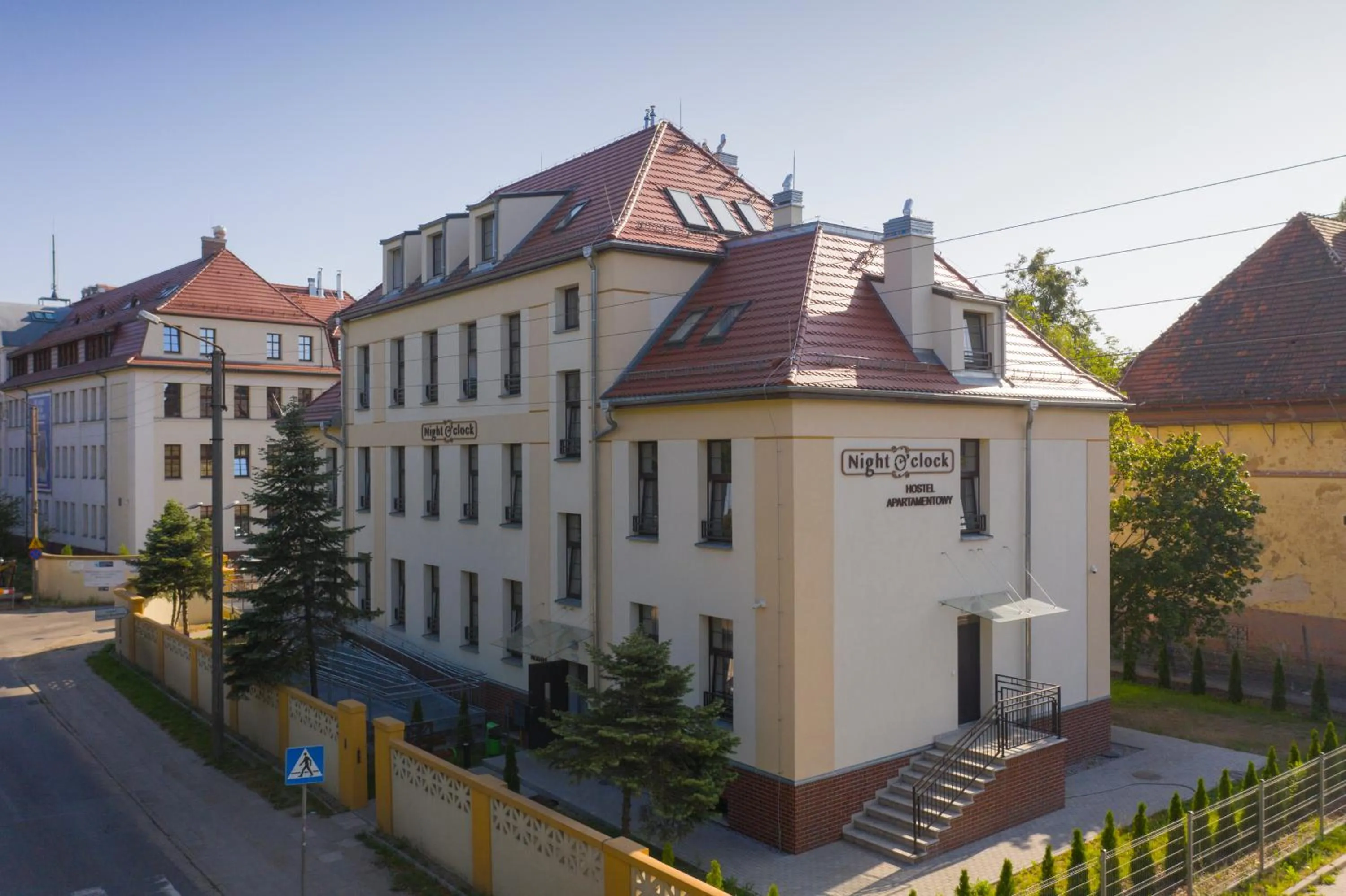Property building in Hostel "Night o'clock" - restauracja, parking i darmowa siłownia