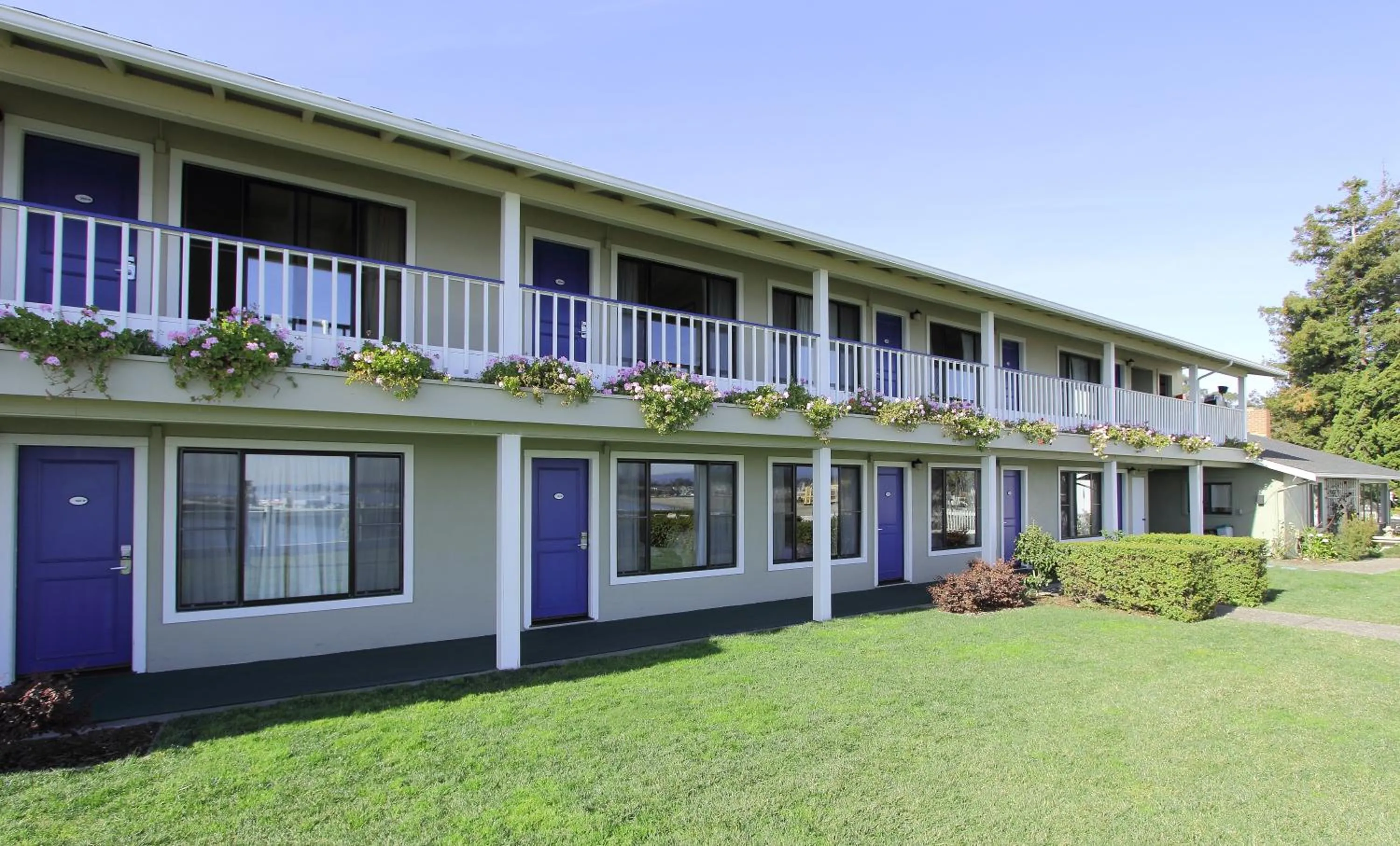 Property building in Sea & Sand Inn