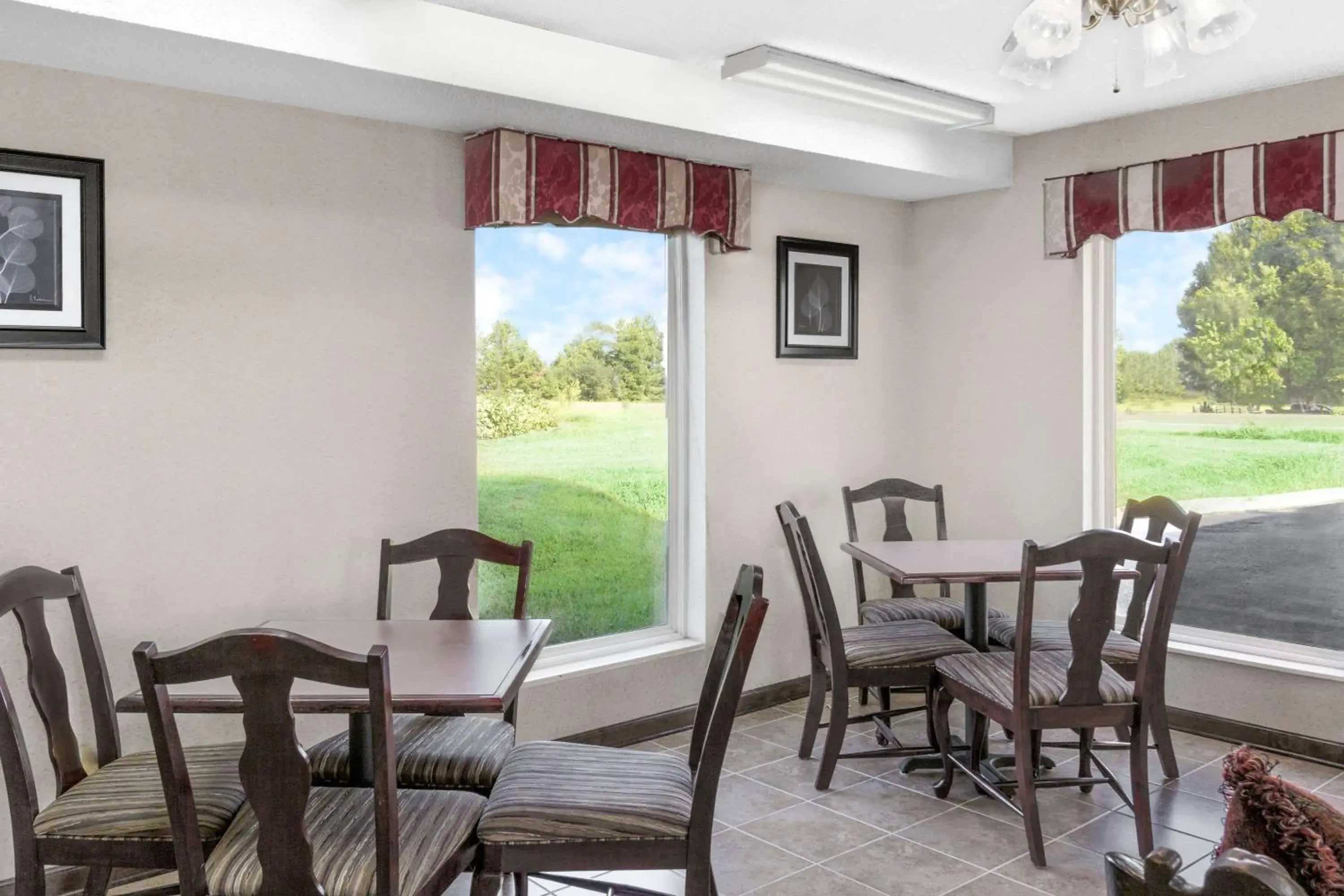 Restaurant/places to eat in Super 8 by Wyndham Whiteville Restaurant/places to eat in Super 8 by Wyndham Whiteville