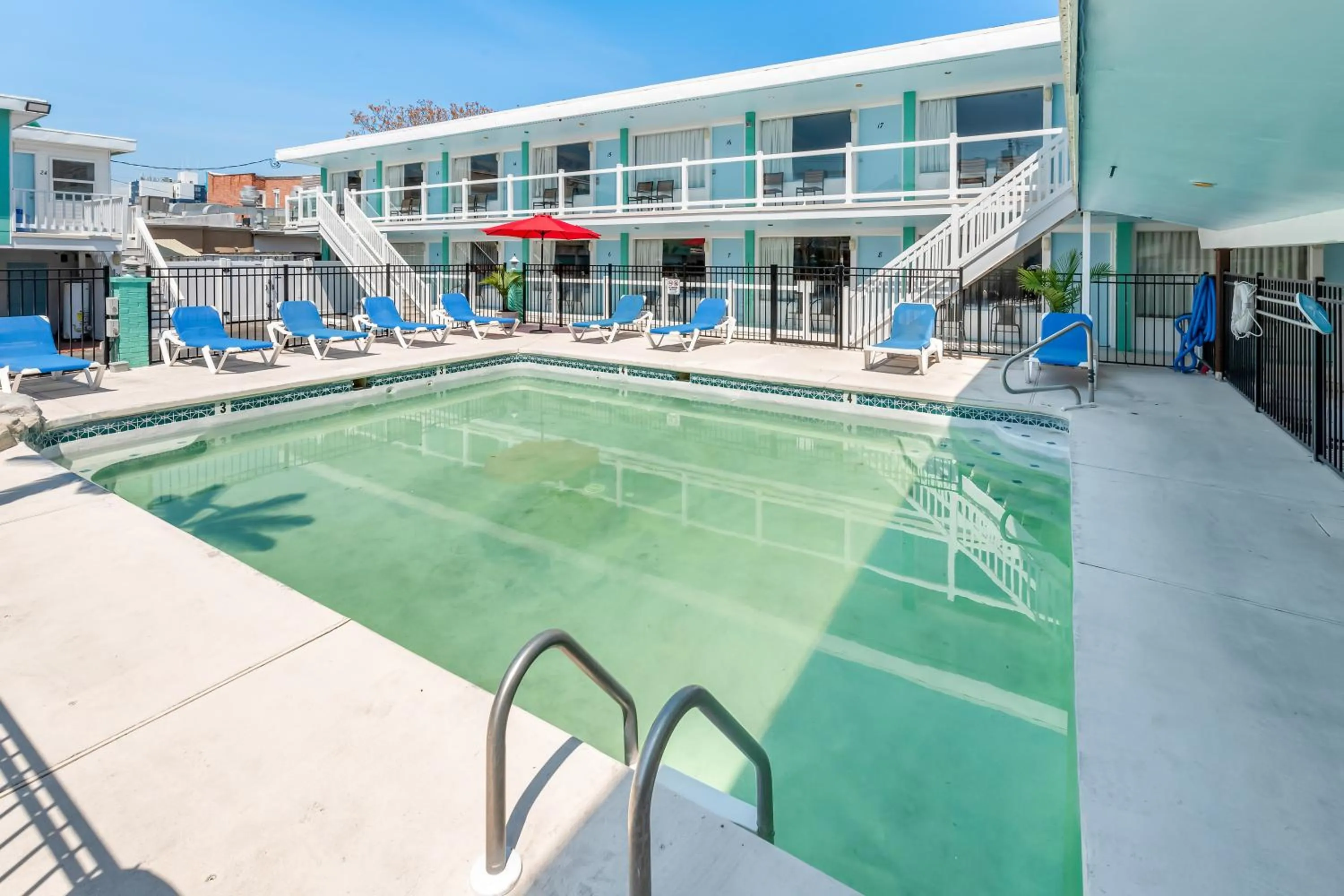 Swimming pool in Mango Motel Wildwood Beach & Boardwalk