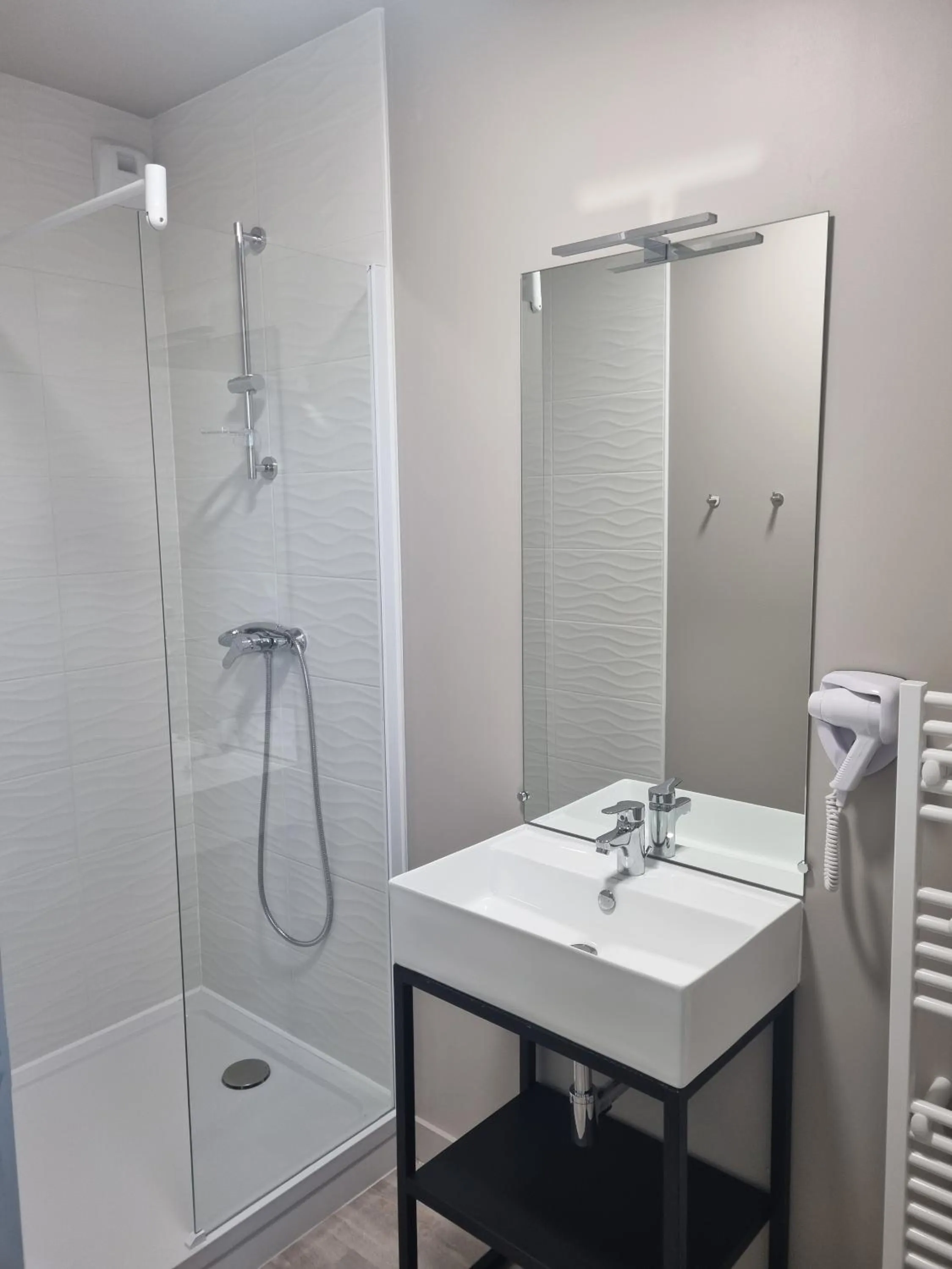 Bathroom in Kyriad Angoulême Nord Champniers- Hôtel & Résidence