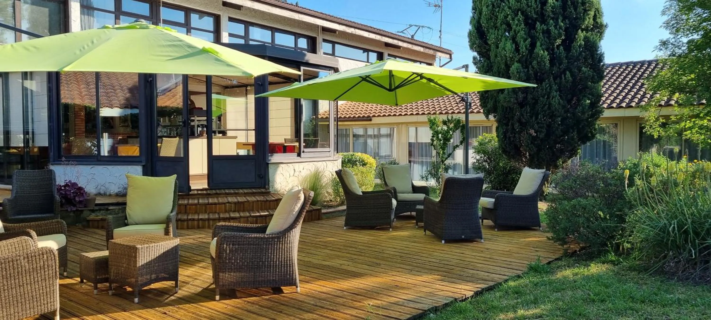 Patio in Kyriad Angoulême Nord Champniers- Hôtel & Résidence