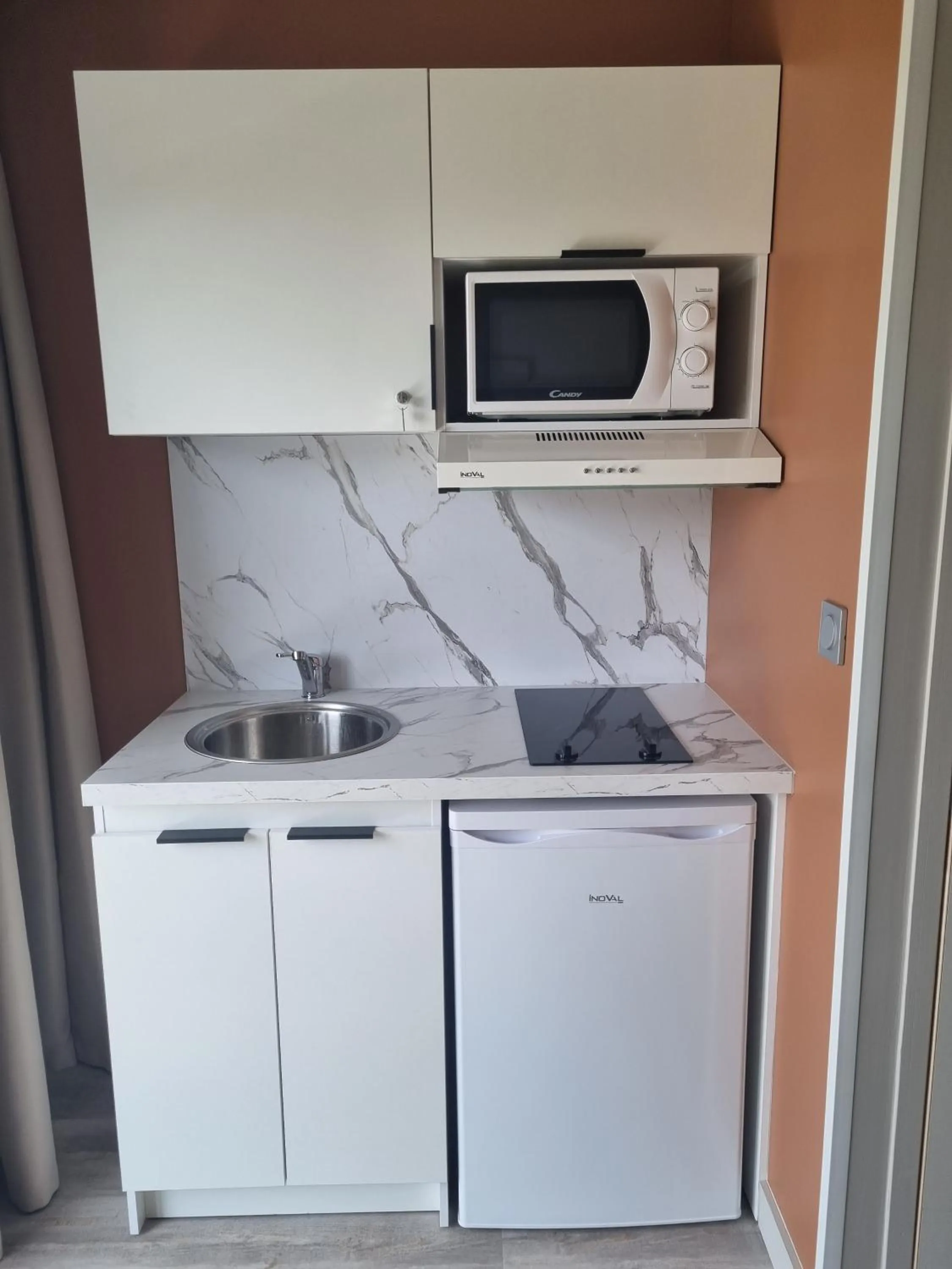 Kitchen or kitchenette in Kyriad Angoulême Nord Champniers- Hôtel & Résidence