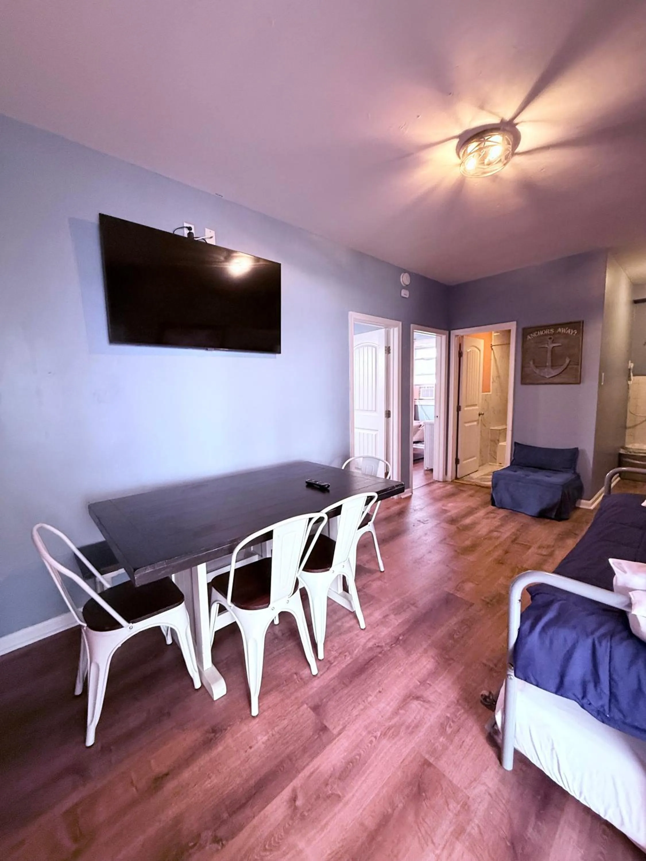 Living room, Bed in Twilight Motel