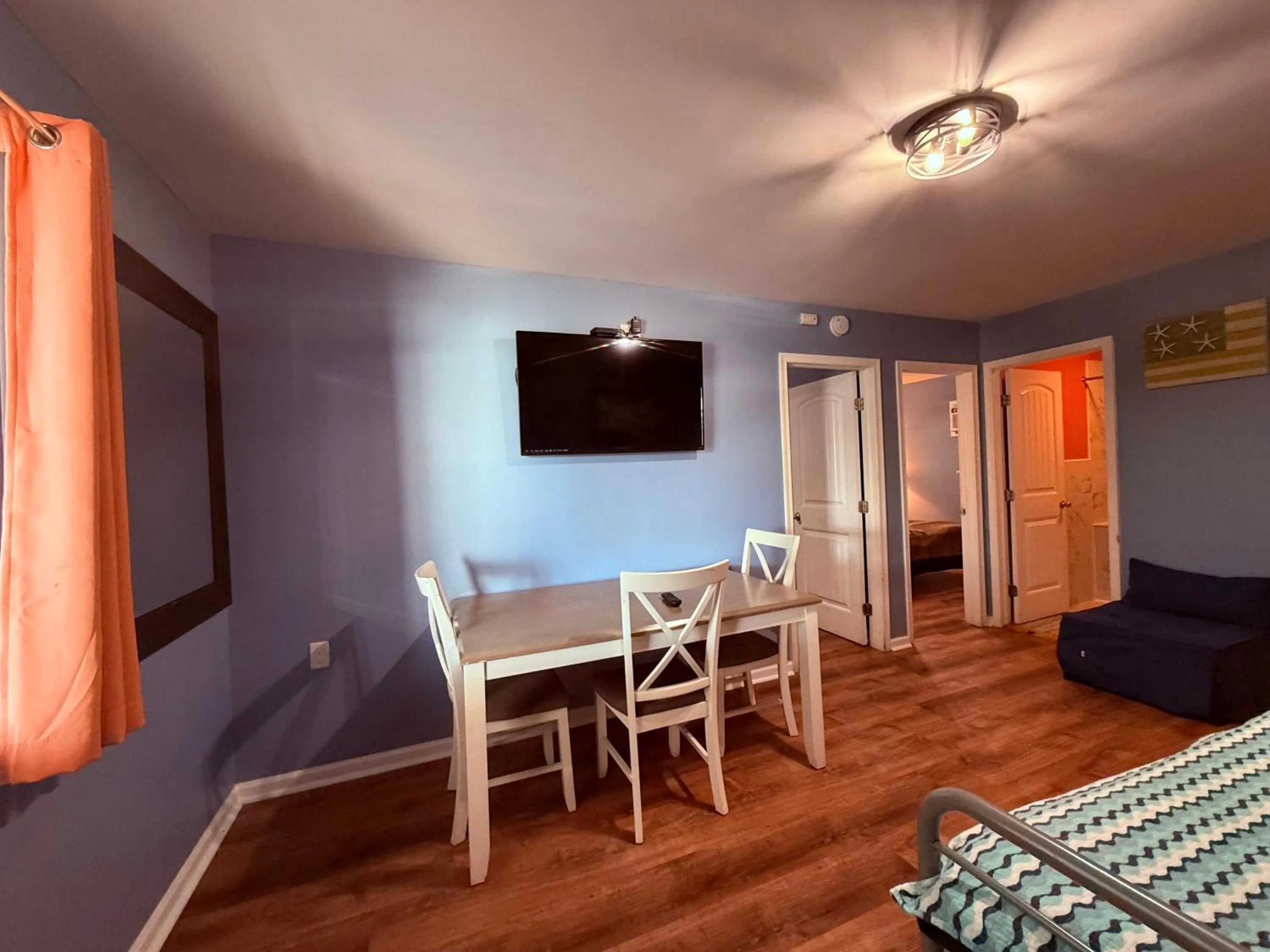 Seating area, Bed in Twilight Motel