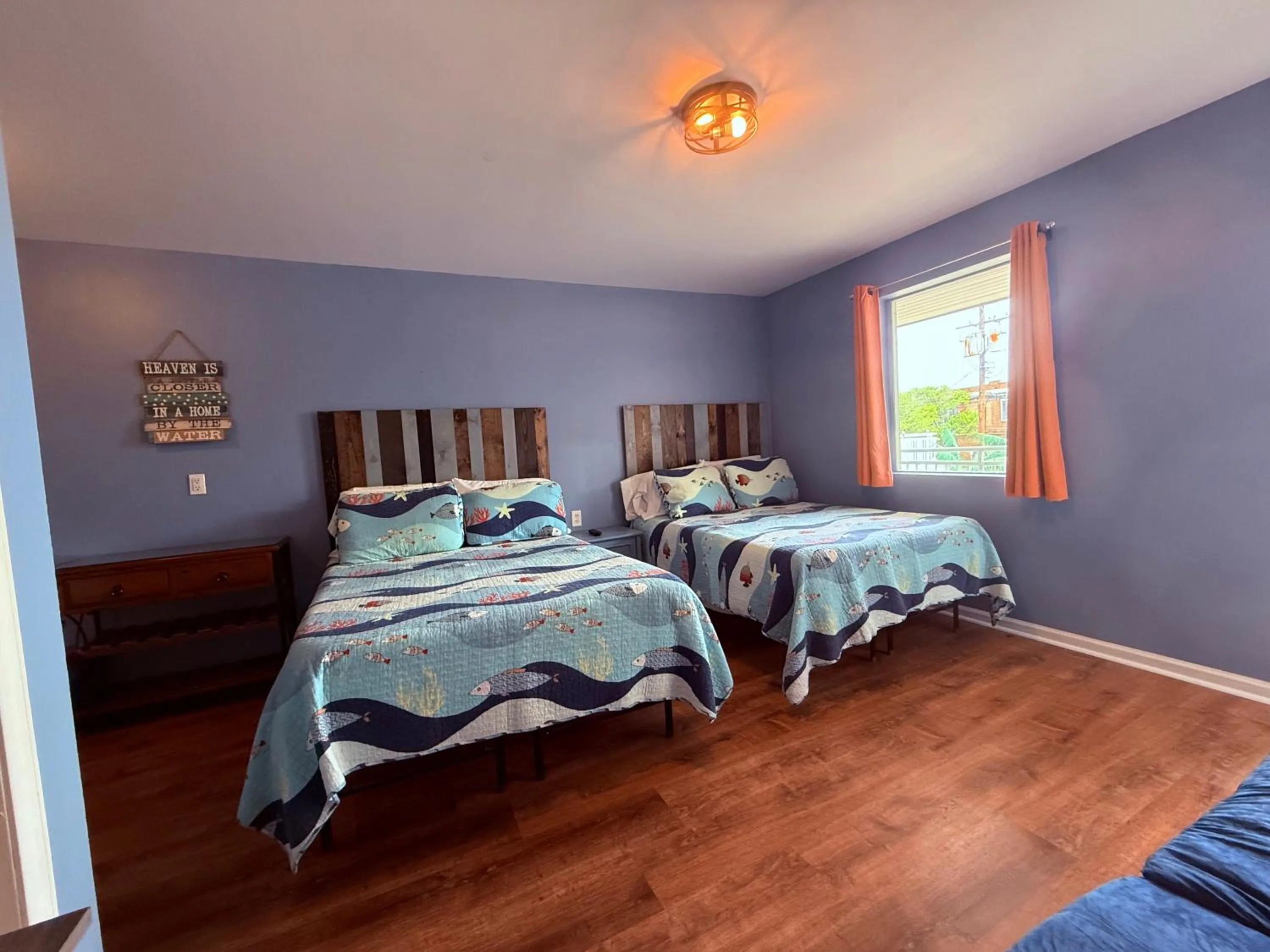 Photo of the whole room, Bed in Twilight Motel