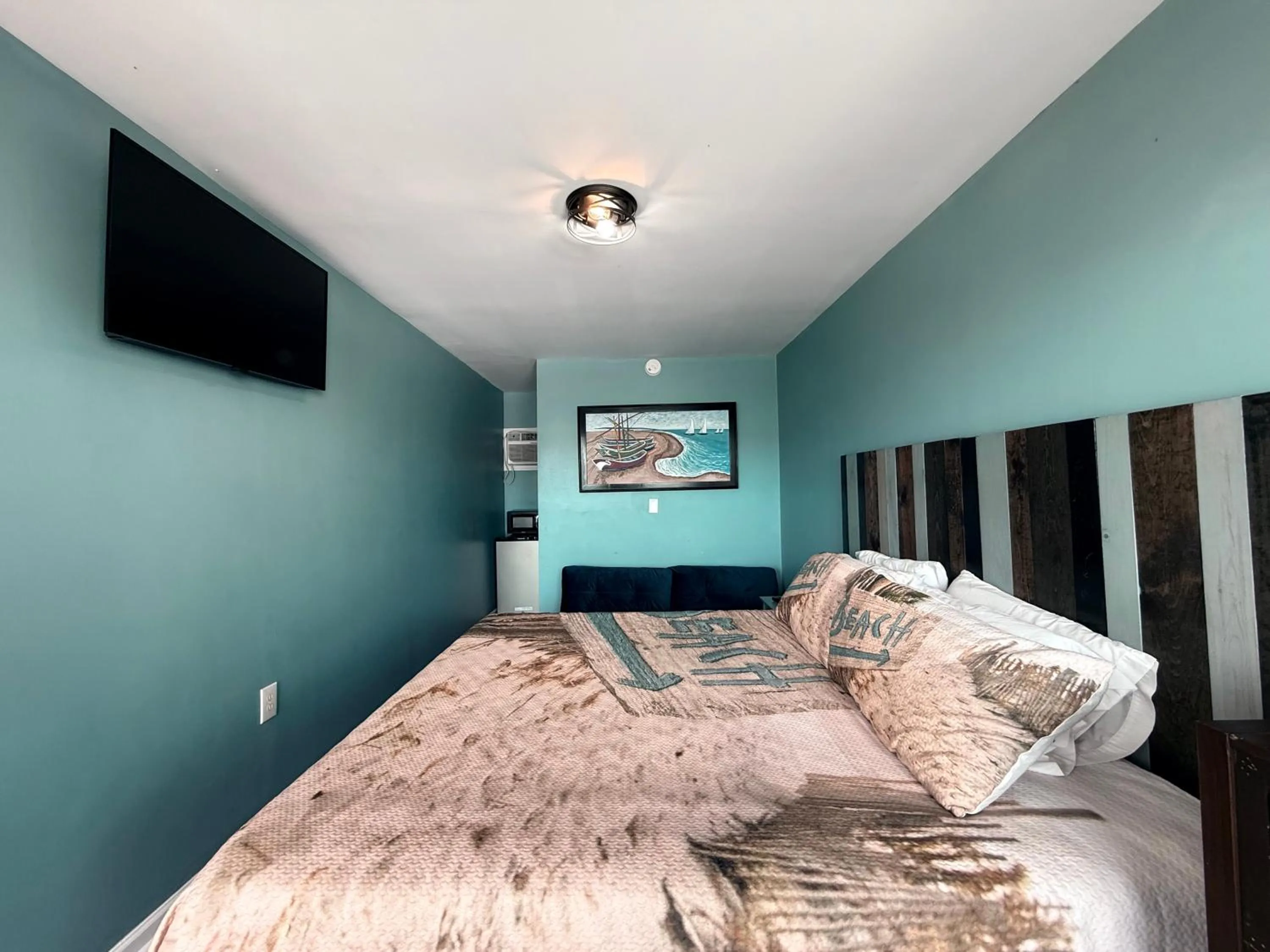 Photo of the whole room, Bed in Twilight Motel