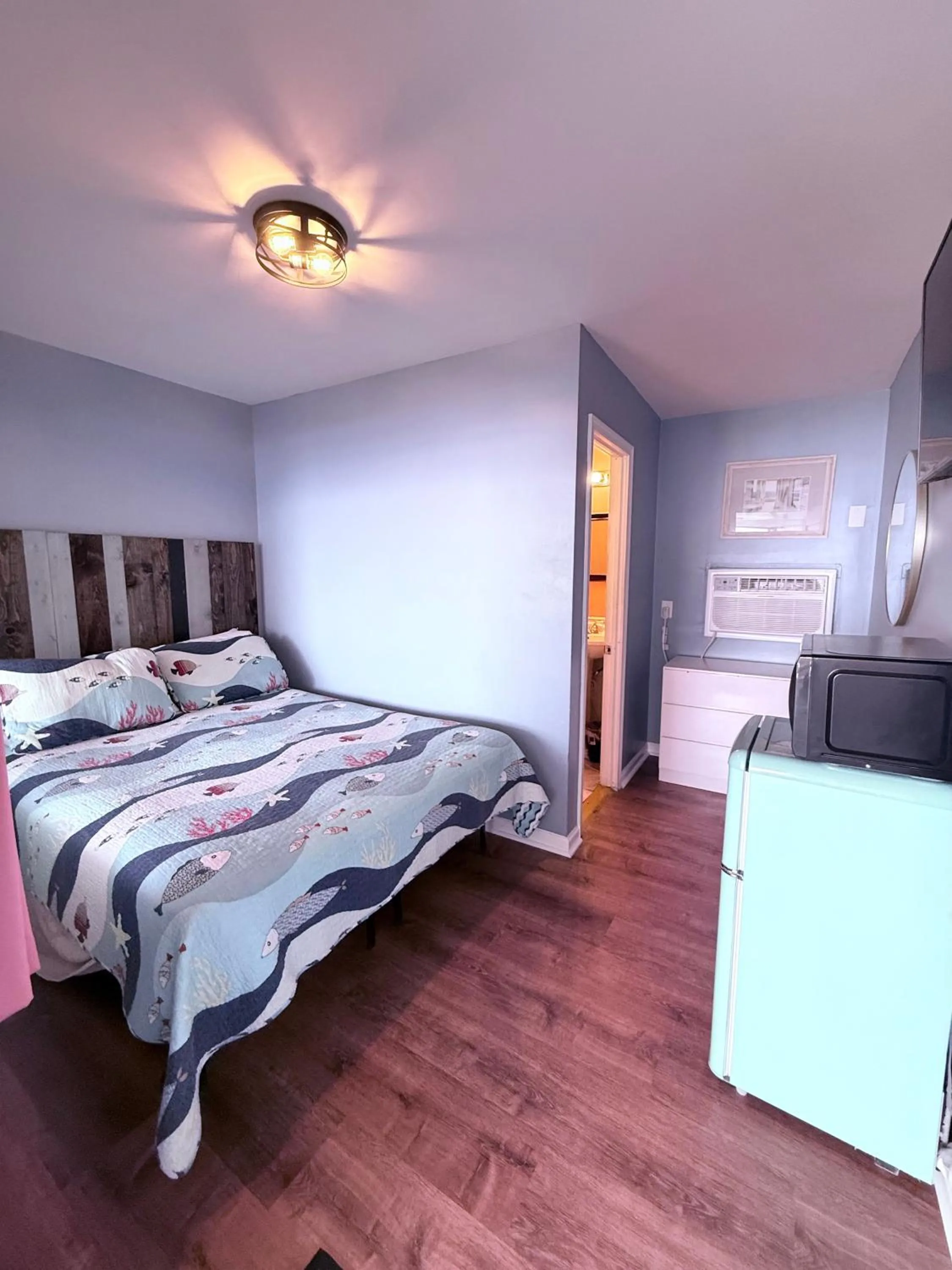 Photo of the whole room, Bed in Twilight Motel