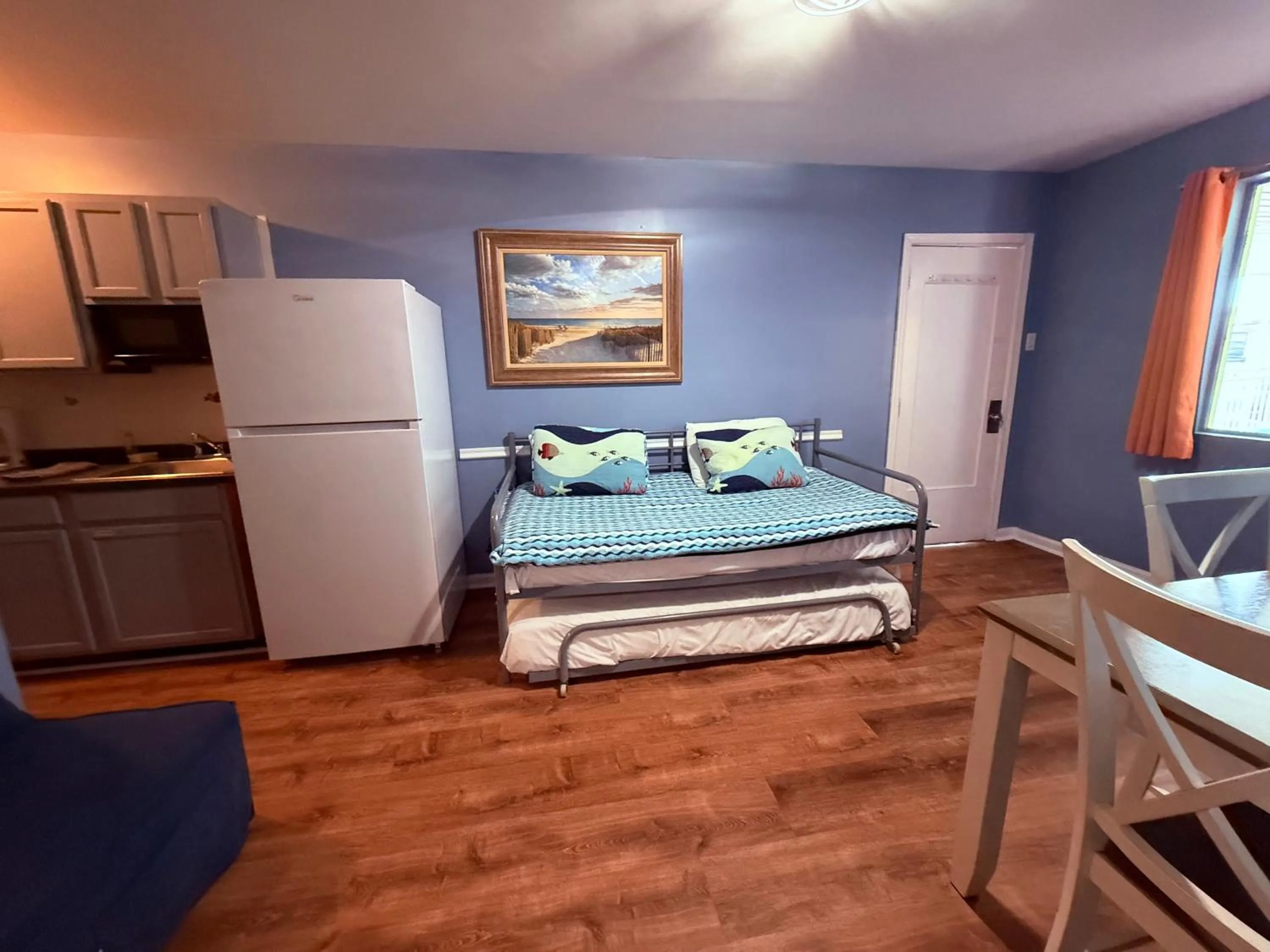 Seating area, Bed in Twilight Motel