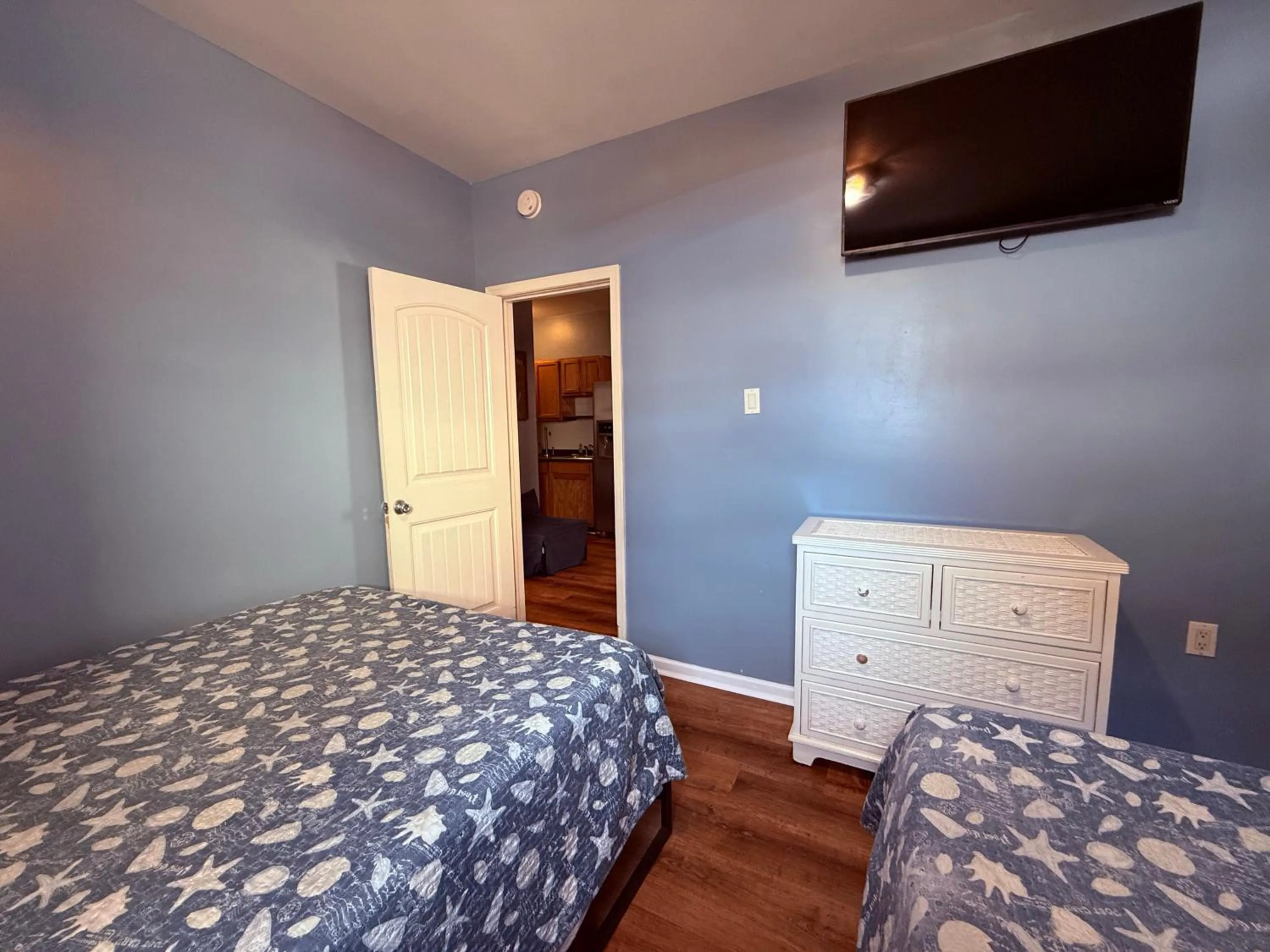 Bedroom, Bed in Twilight Motel