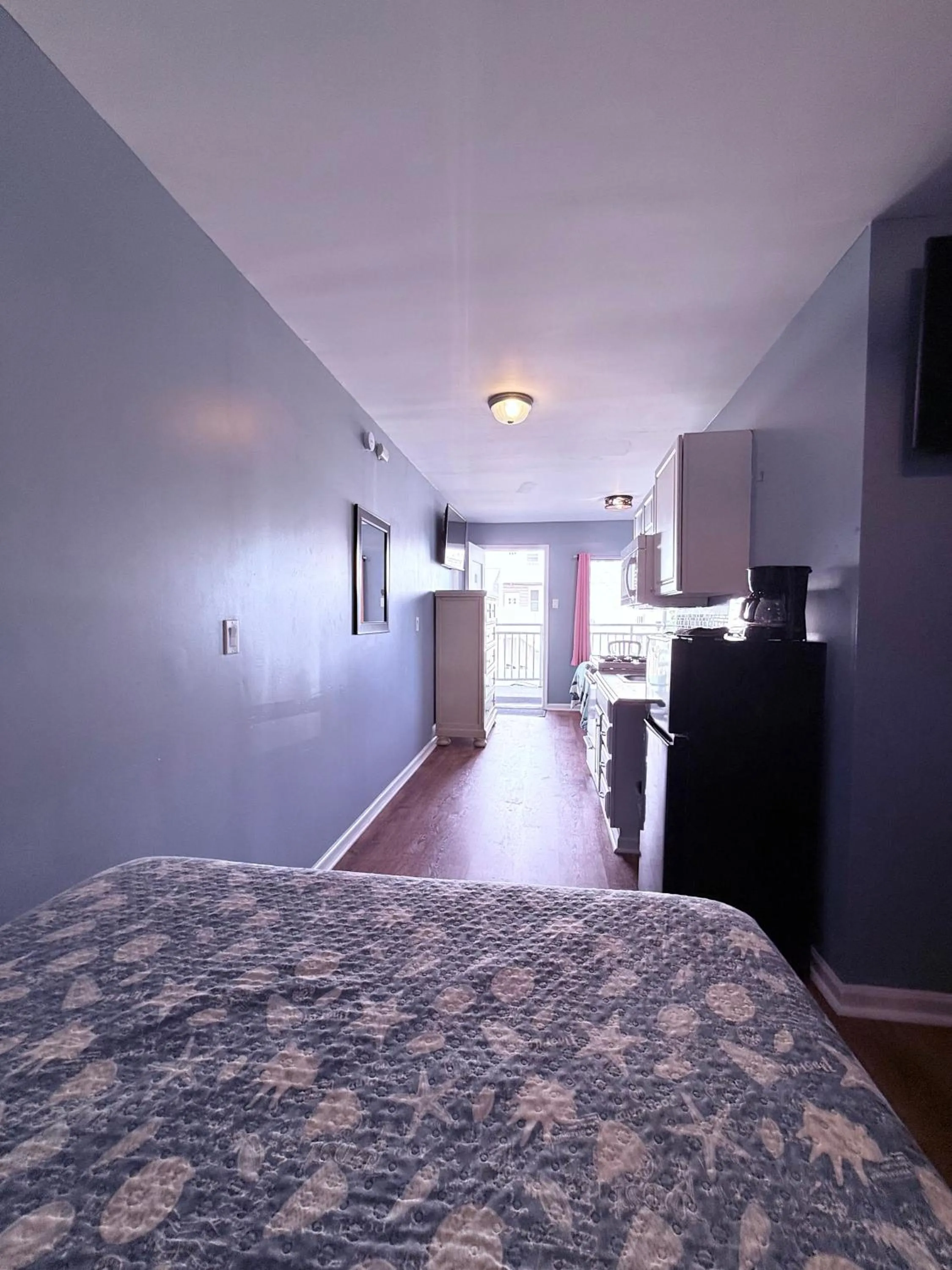 Kitchen or kitchenette, Bed in Twilight Motel