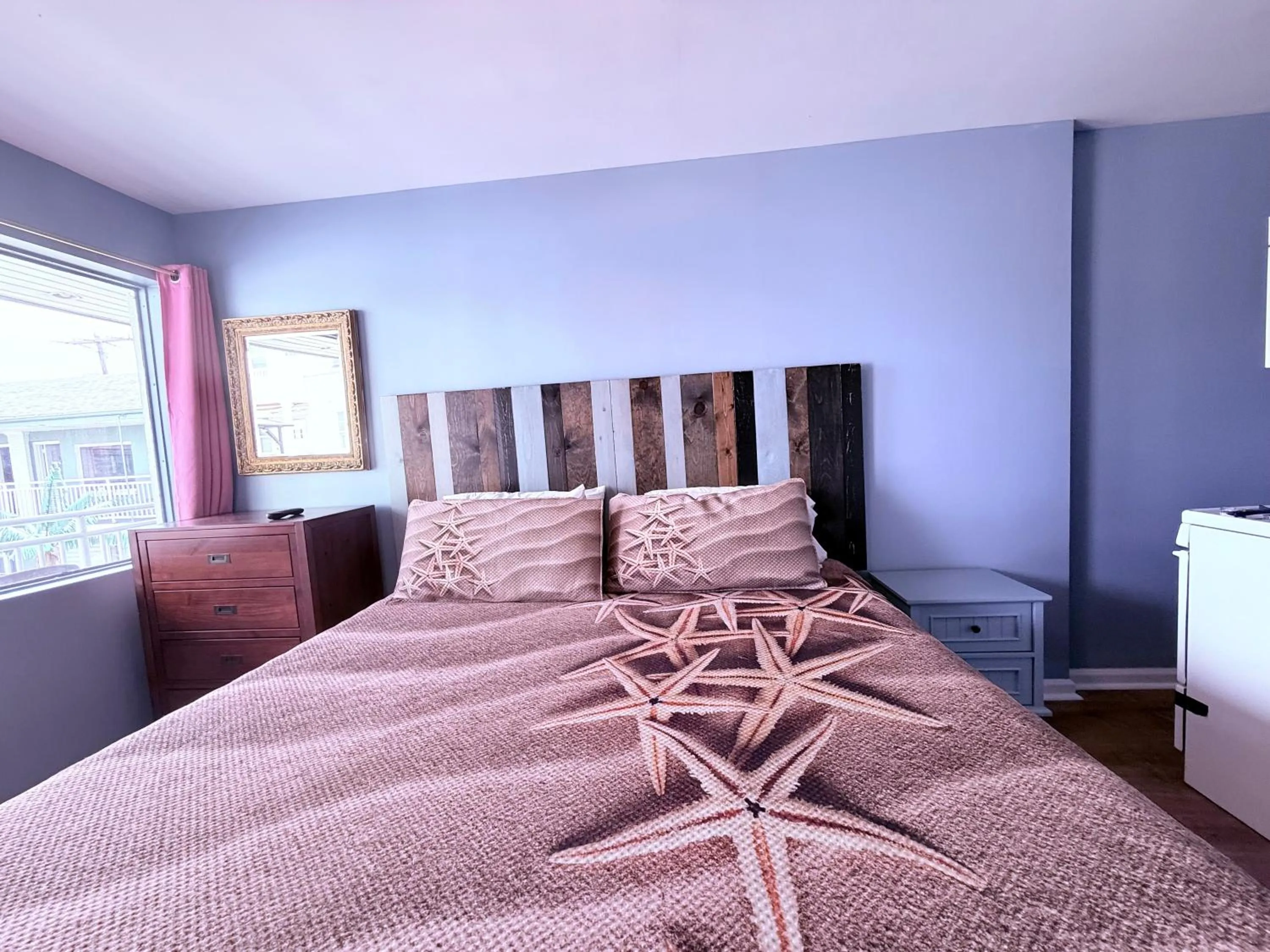 Bedroom, Bed in Twilight Motel