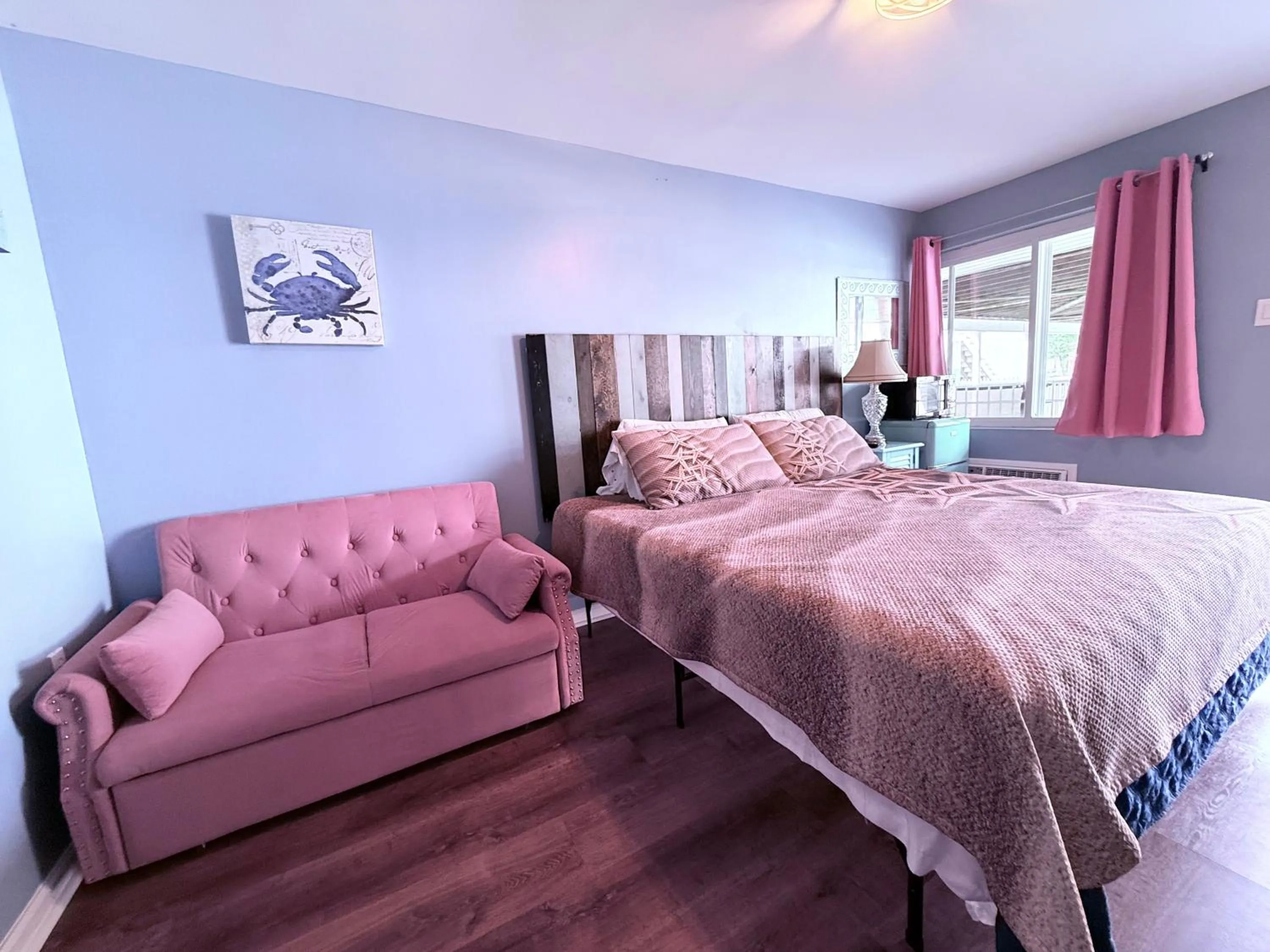 Photo of the whole room, Bed in Twilight Motel