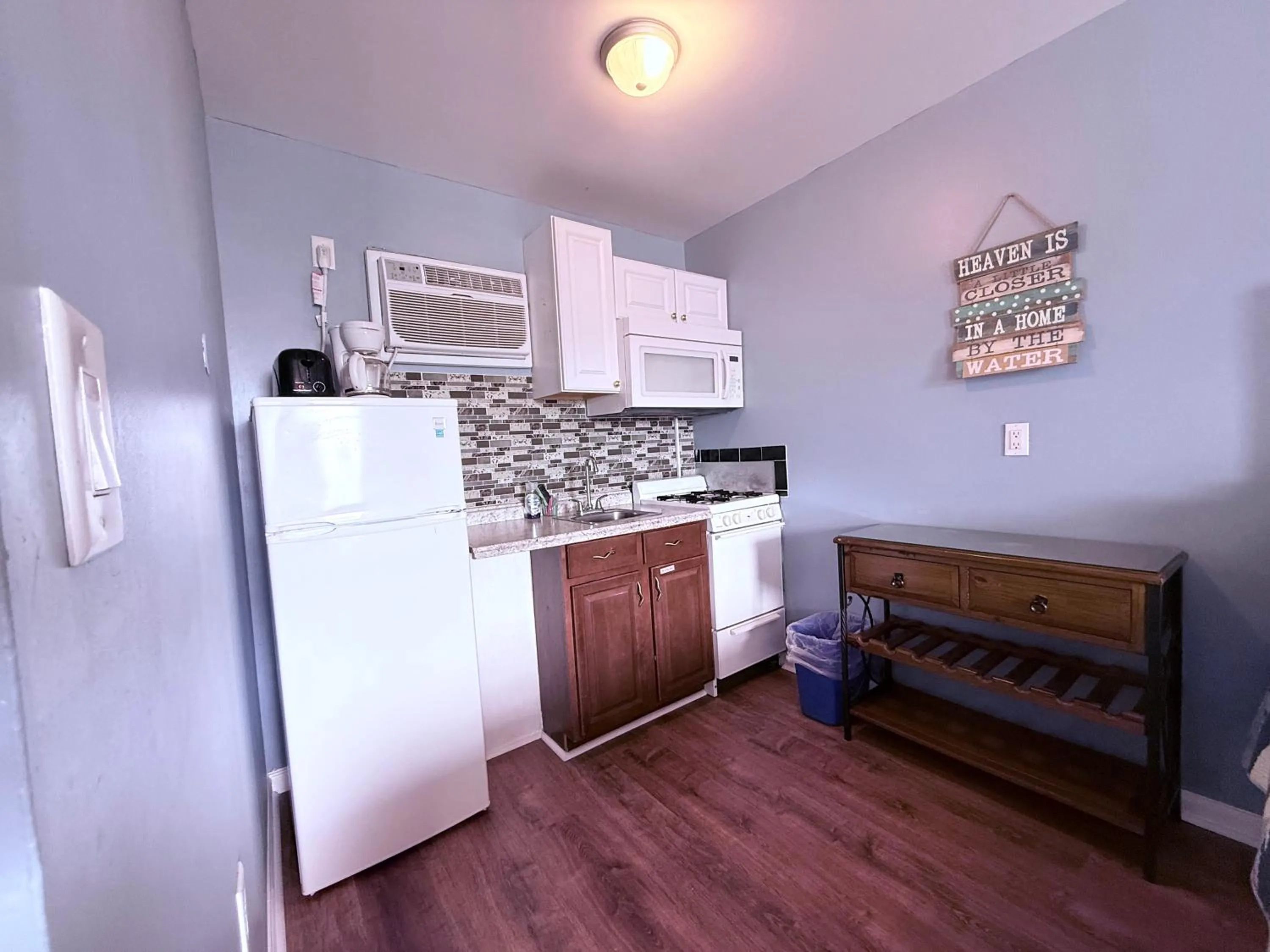 Kitchen or kitchenette in Twilight Motel