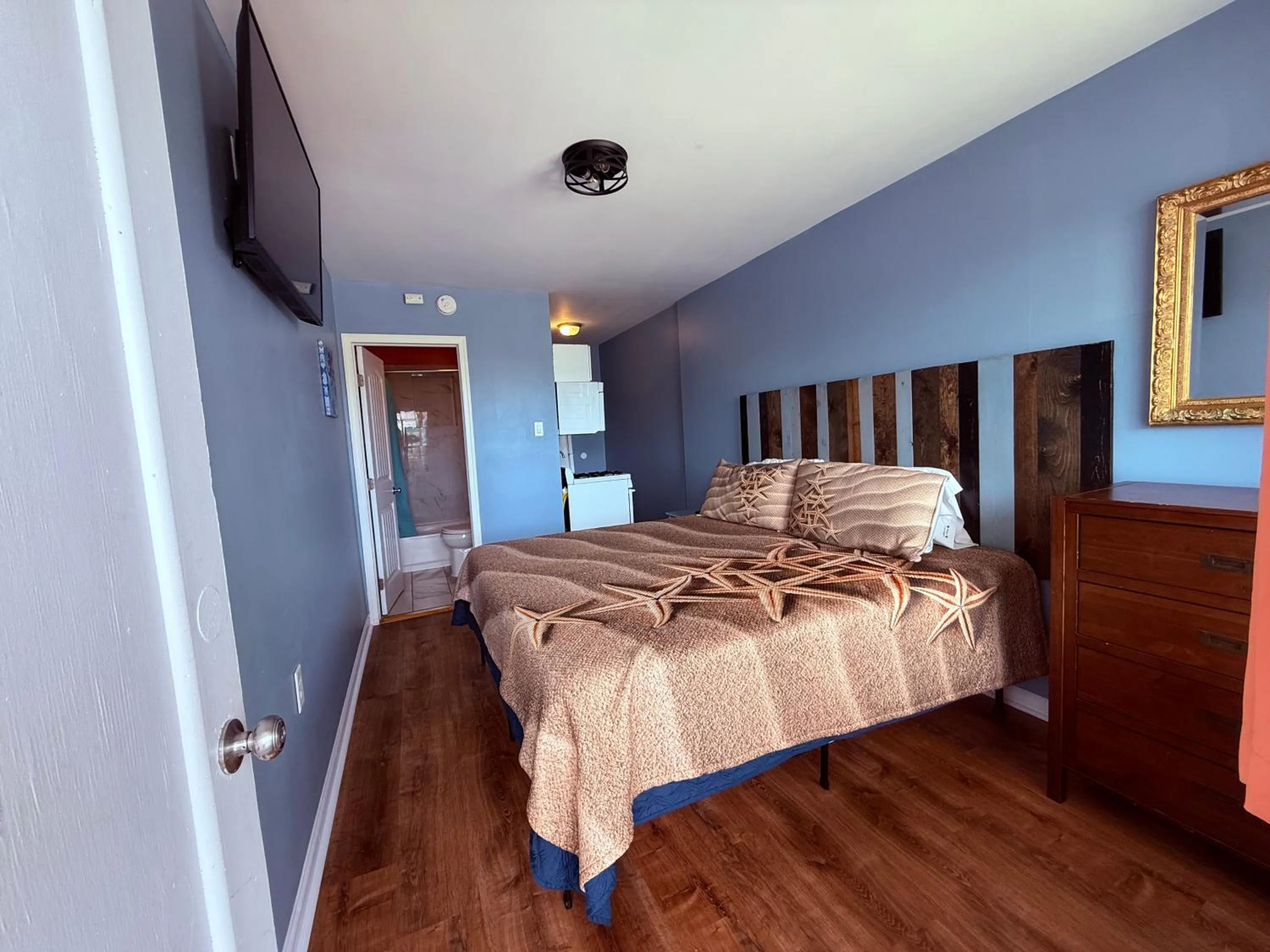 Bedroom, Bed in Twilight Motel