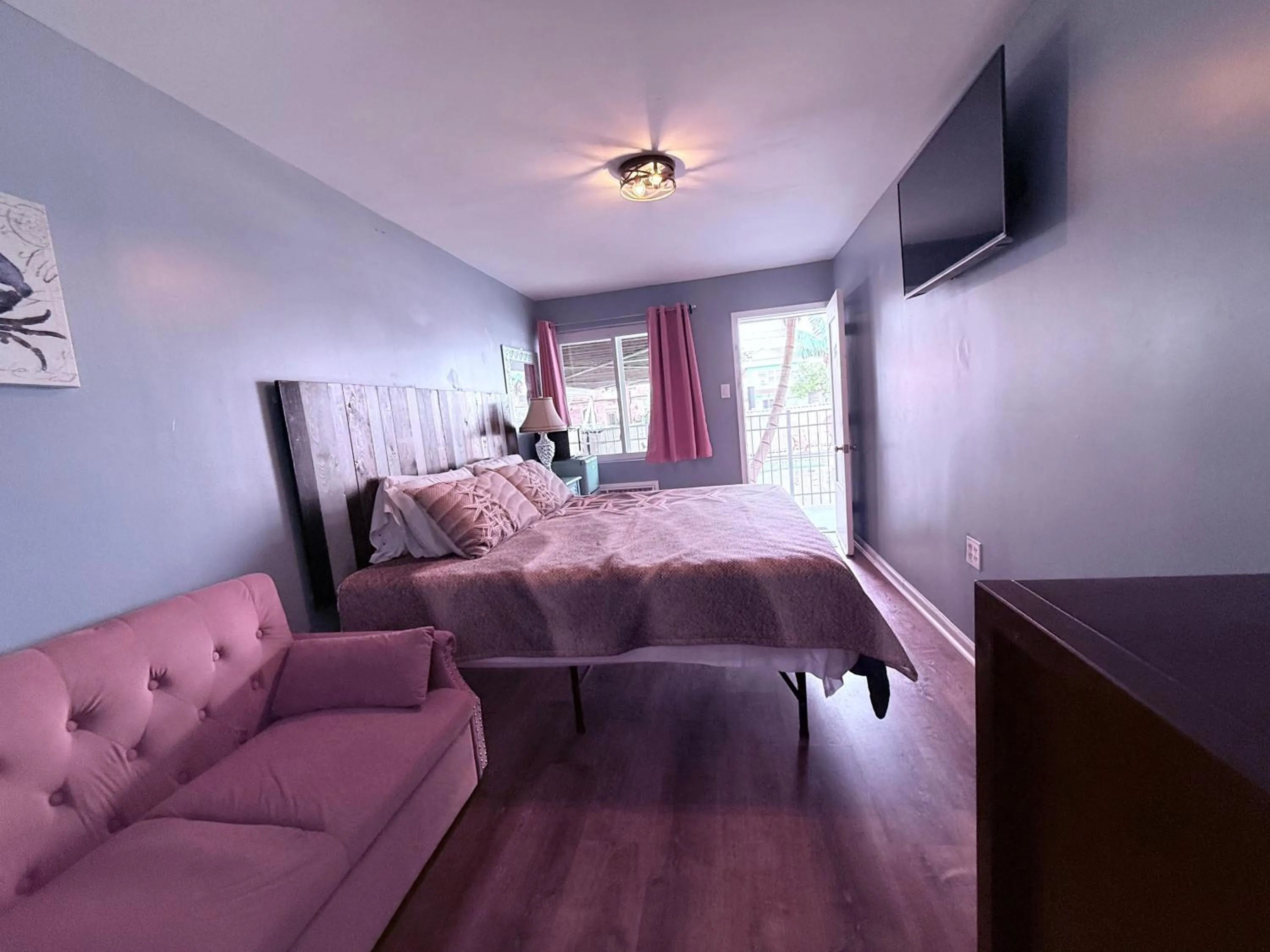 Photo of the whole room in Twilight Motel