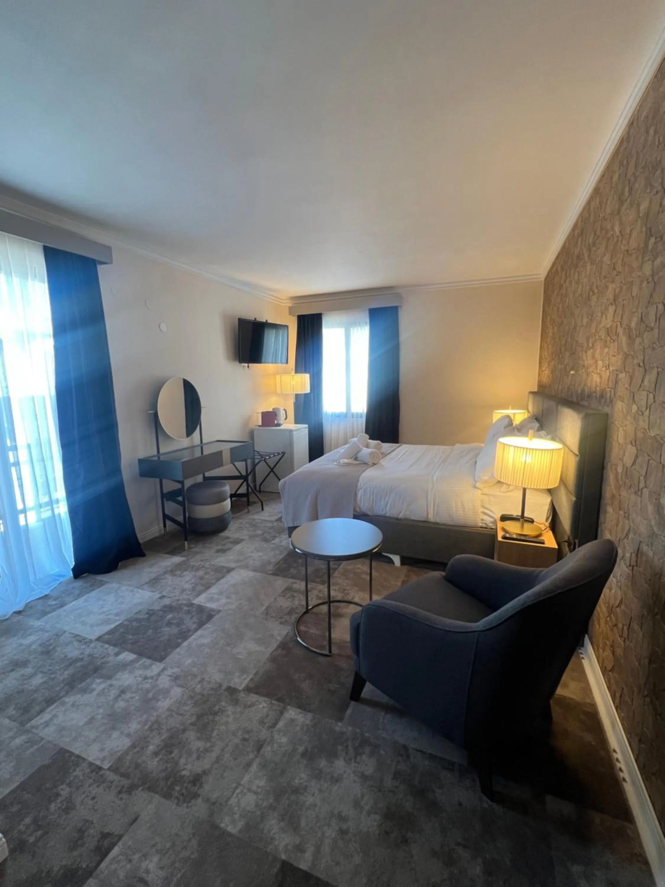 Living room, Bed in Lighthouse Hotel