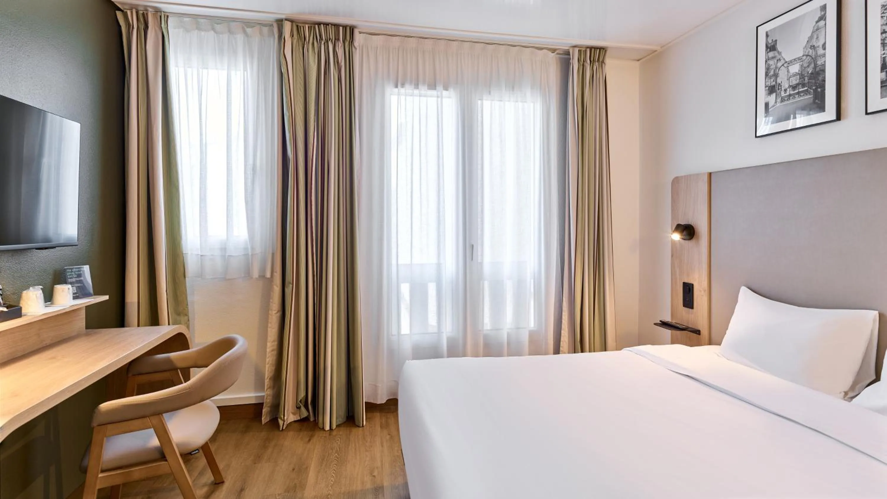 Photo of the whole room, Bed in Campanile Paris 14 - Maine Montparnasse