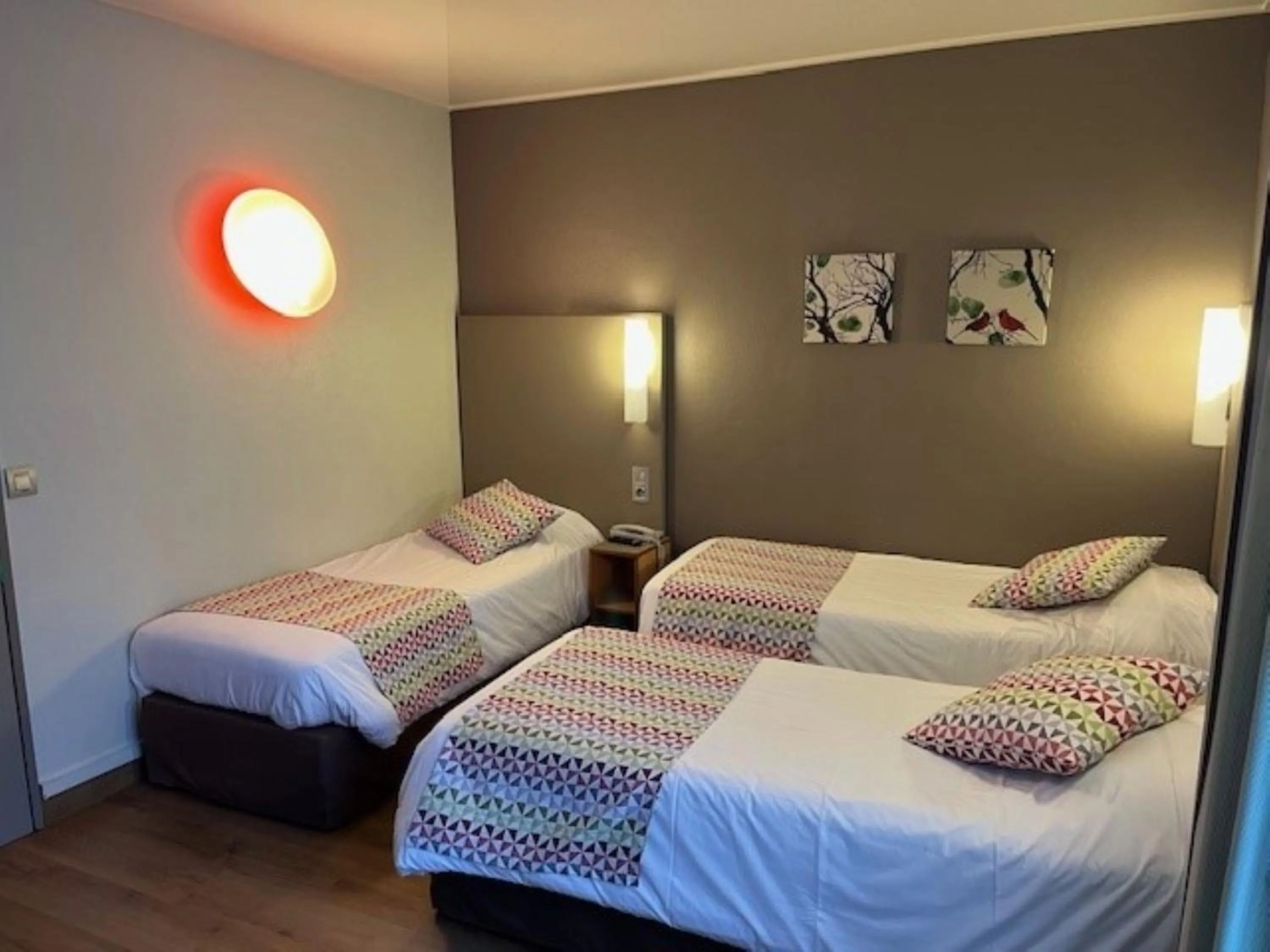 Bed in Campanile Paris 14 - Maine Montparnasse