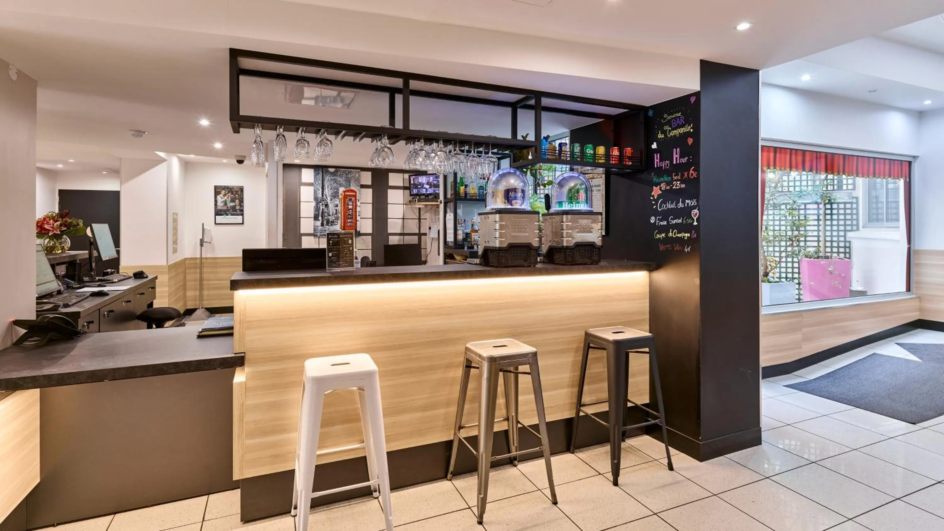 Lounge or bar in Campanile Paris 14 - Maine Montparnasse